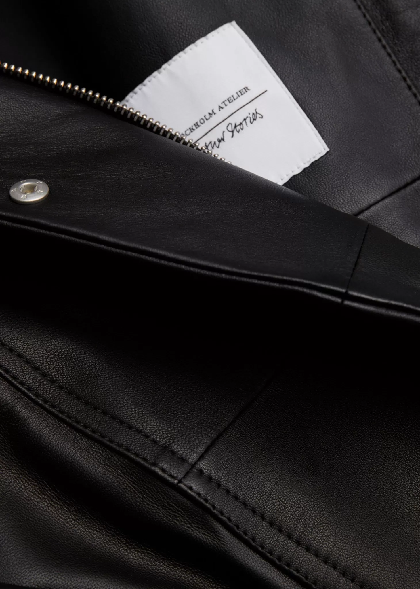 Giubbotto in Pelle Oversize dal Design Minimal - Nero Opaco  
Morbida e Confortevole, Imperdibile in Offerta su & Other Stories