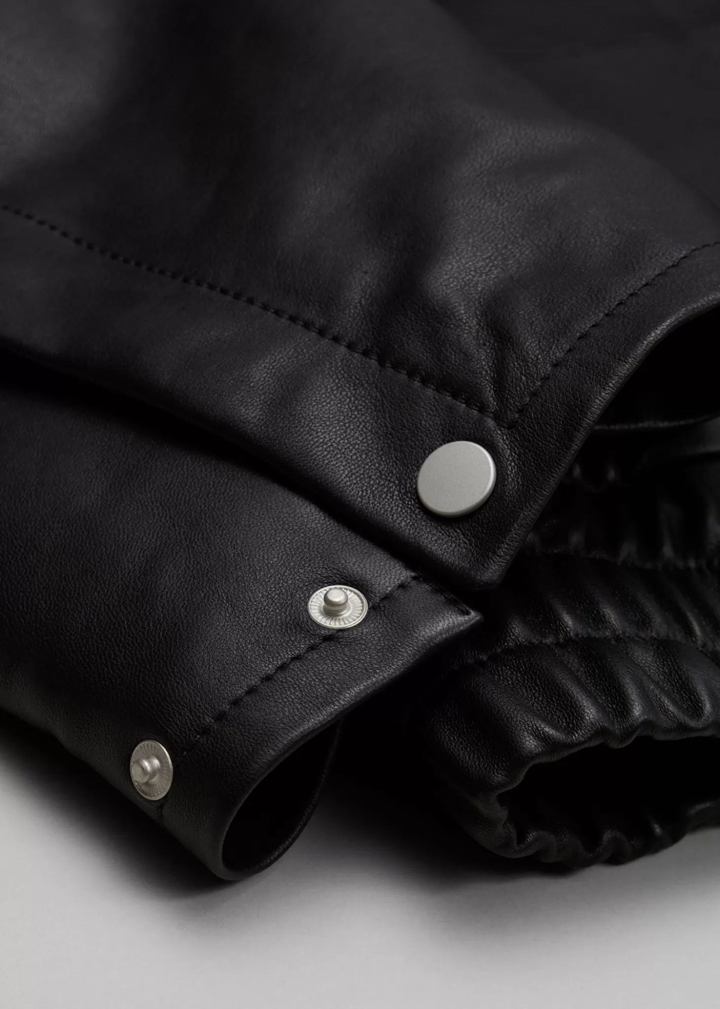 Giubbotto in Pelle Oversize dal Design Minimal - Nero Opaco  
Morbida e Confortevole, Imperdibile in Offerta su & Other Stories
