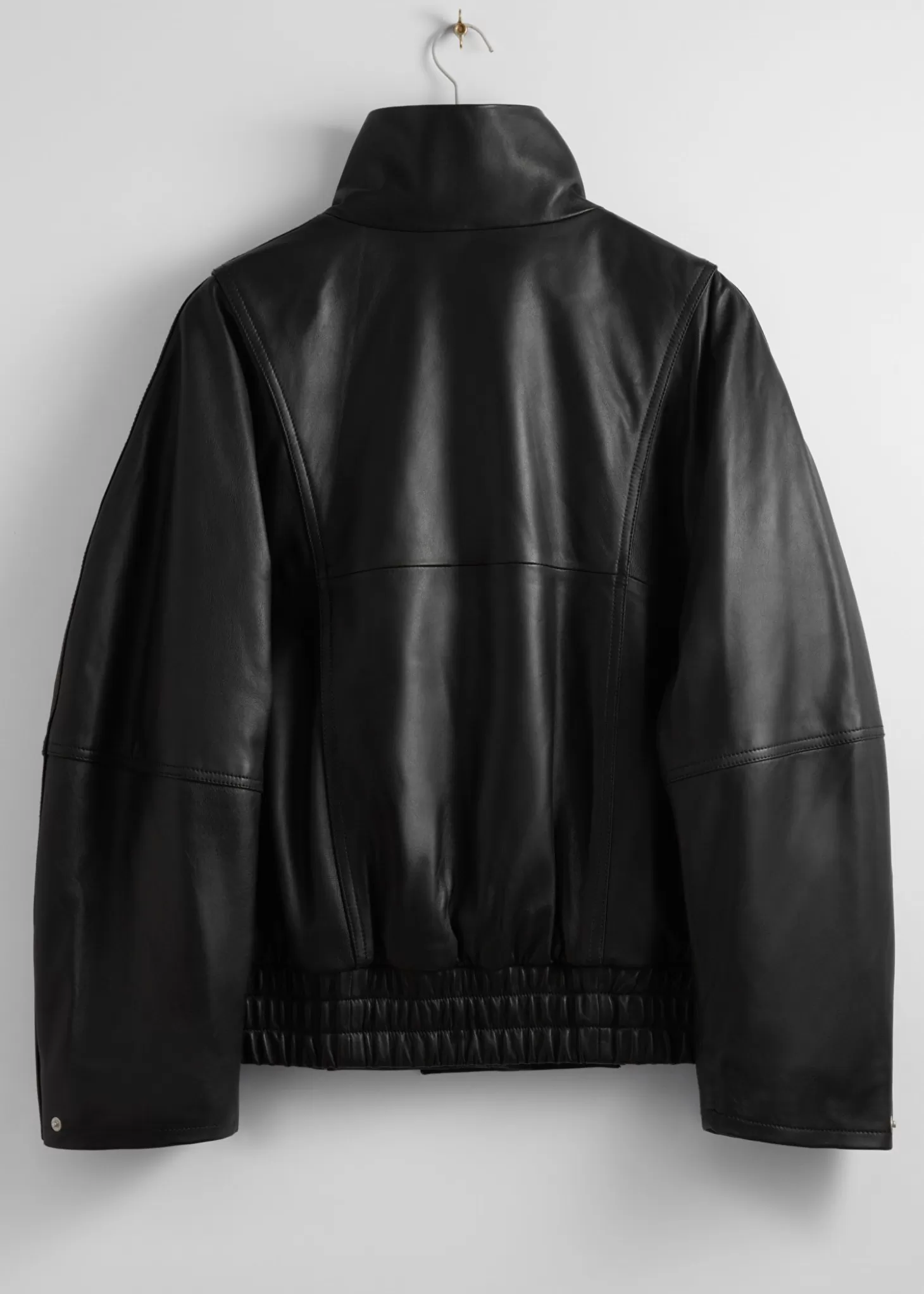 Giubbotto in Pelle Oversize dal Design Minimal - Nero Opaco  
Morbida e Confortevole, Imperdibile in Offerta su & Other Stories
