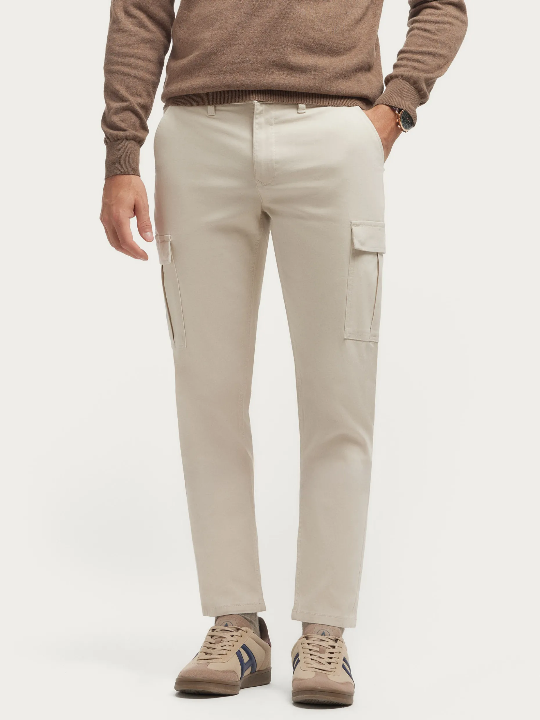 Pantaloni Cargo Multitasche Uomo Stile Elvis - Modello Funzionale in Tela Resistenti, Collezione Autunno/Inverno 2024 di Álvaro Moreno, Ideali per Look Casual e Trekking