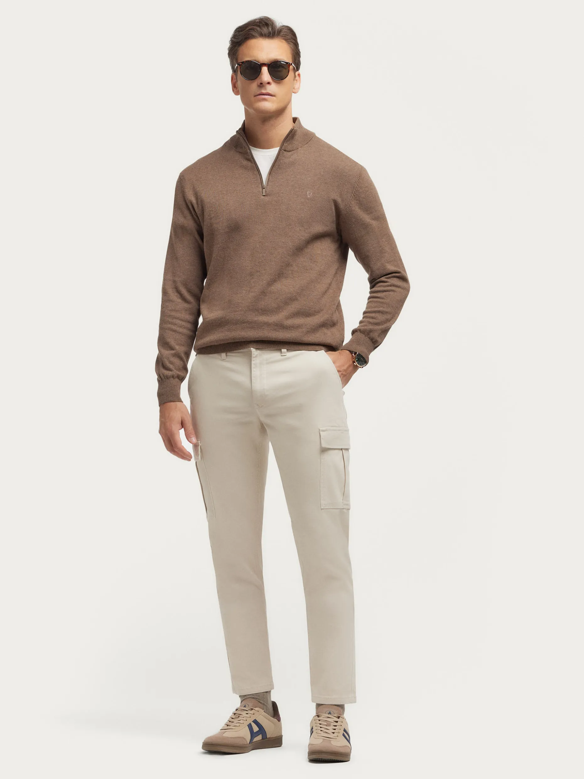Pantaloni Cargo Multitasche Uomo Stile Elvis - Modello Funzionale in Tela Resistenti, Collezione Autunno/Inverno 2024 di Álvaro Moreno, Ideali per Look Casual e Trekking