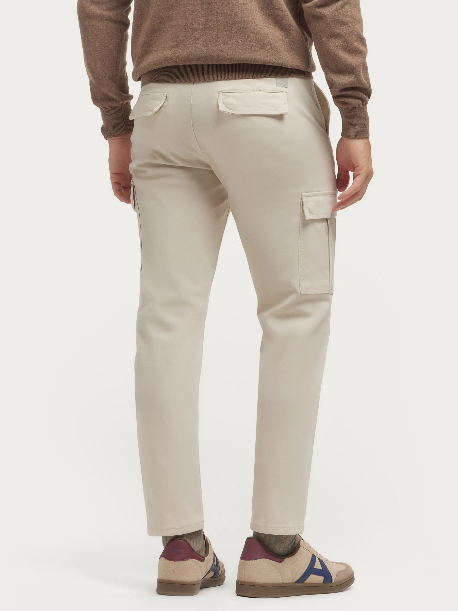 Pantaloni Cargo Multitasche Uomo Stile Elvis - Modello Funzionale in Tela Resistenti, Collezione Autunno/Inverno 2024 di Álvaro Moreno, Ideali per Look Casual e Trekking