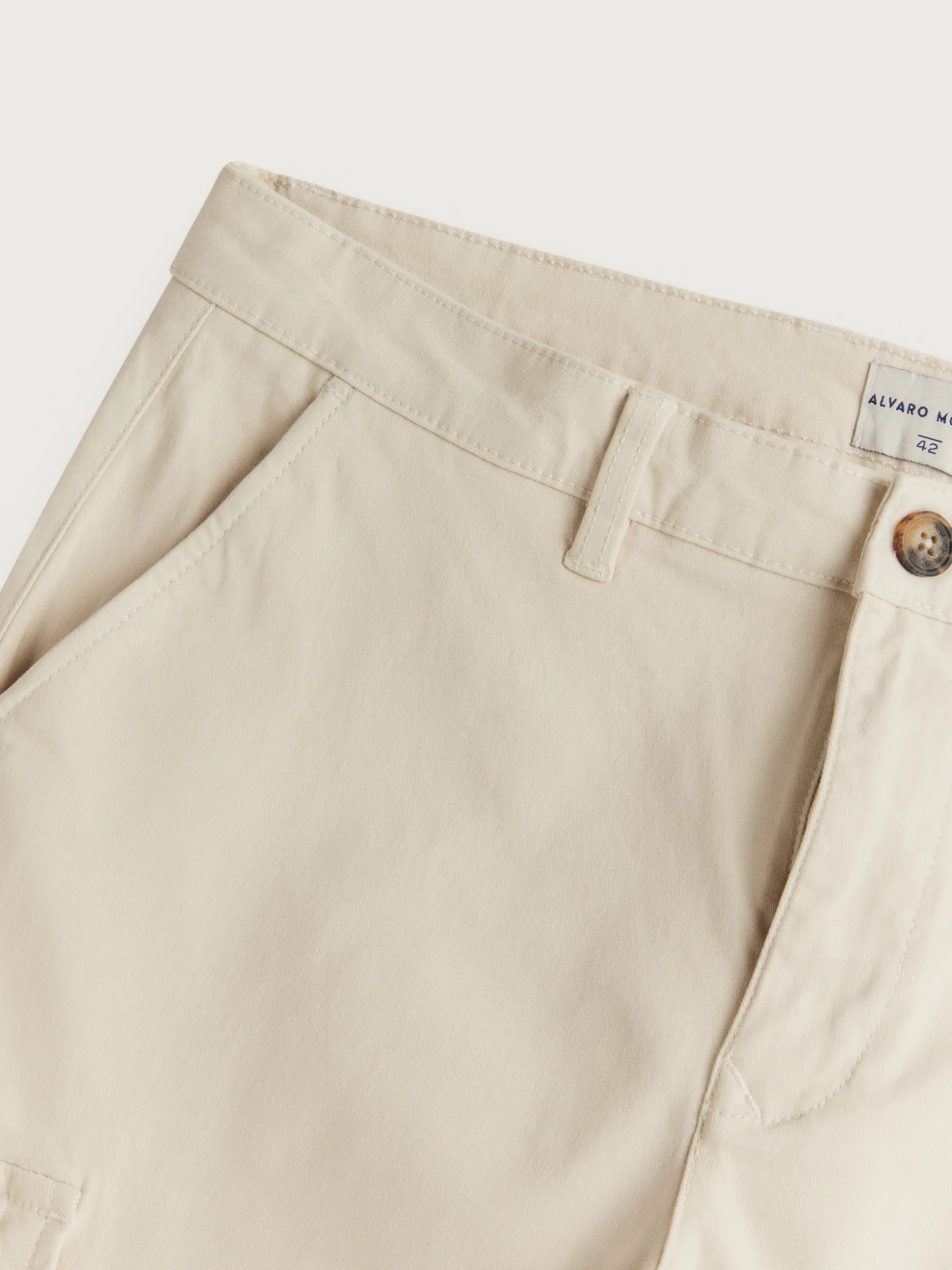 Pantaloni Cargo Multitasche Uomo Stile Elvis - Modello Funzionale in Tela Resistenti, Collezione Autunno/Inverno 2024 di Álvaro Moreno, Ideali per Look Casual e Trekking