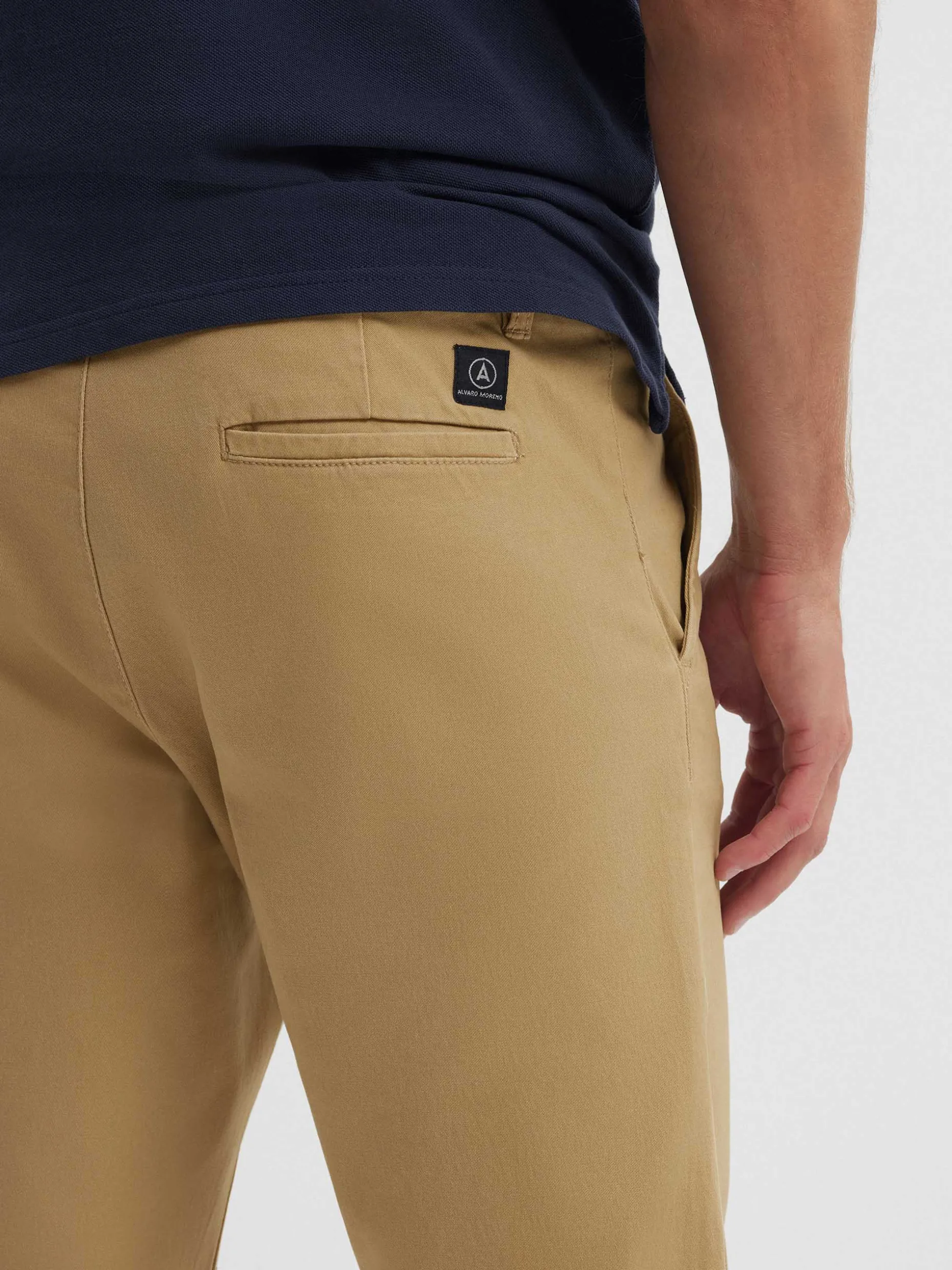 Pantaloni Chino Relax Fit: Comodità Quotidiana e Stile Senza Tempo - Collezione Alvaro Moreno Outlet