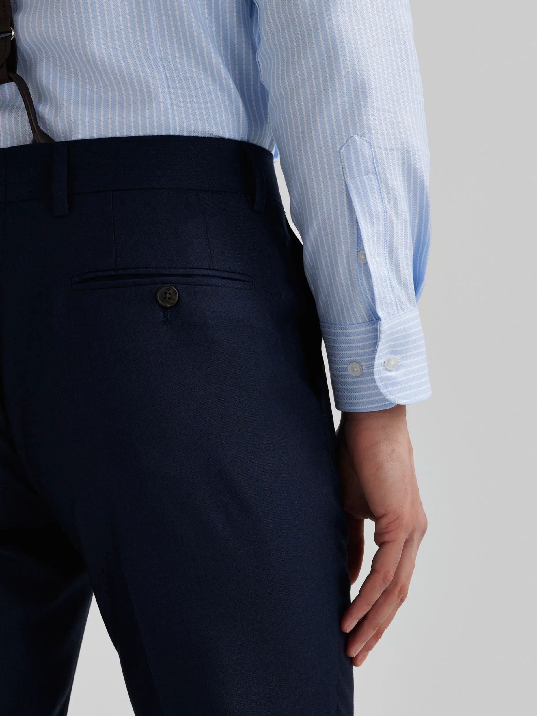 Pantalone Elegante in Tessuto Traforato - Design Álvaro Moreno - Versione Estiva Leggera per Uomo 2024

（：Álvaro Moreno ，，，）
