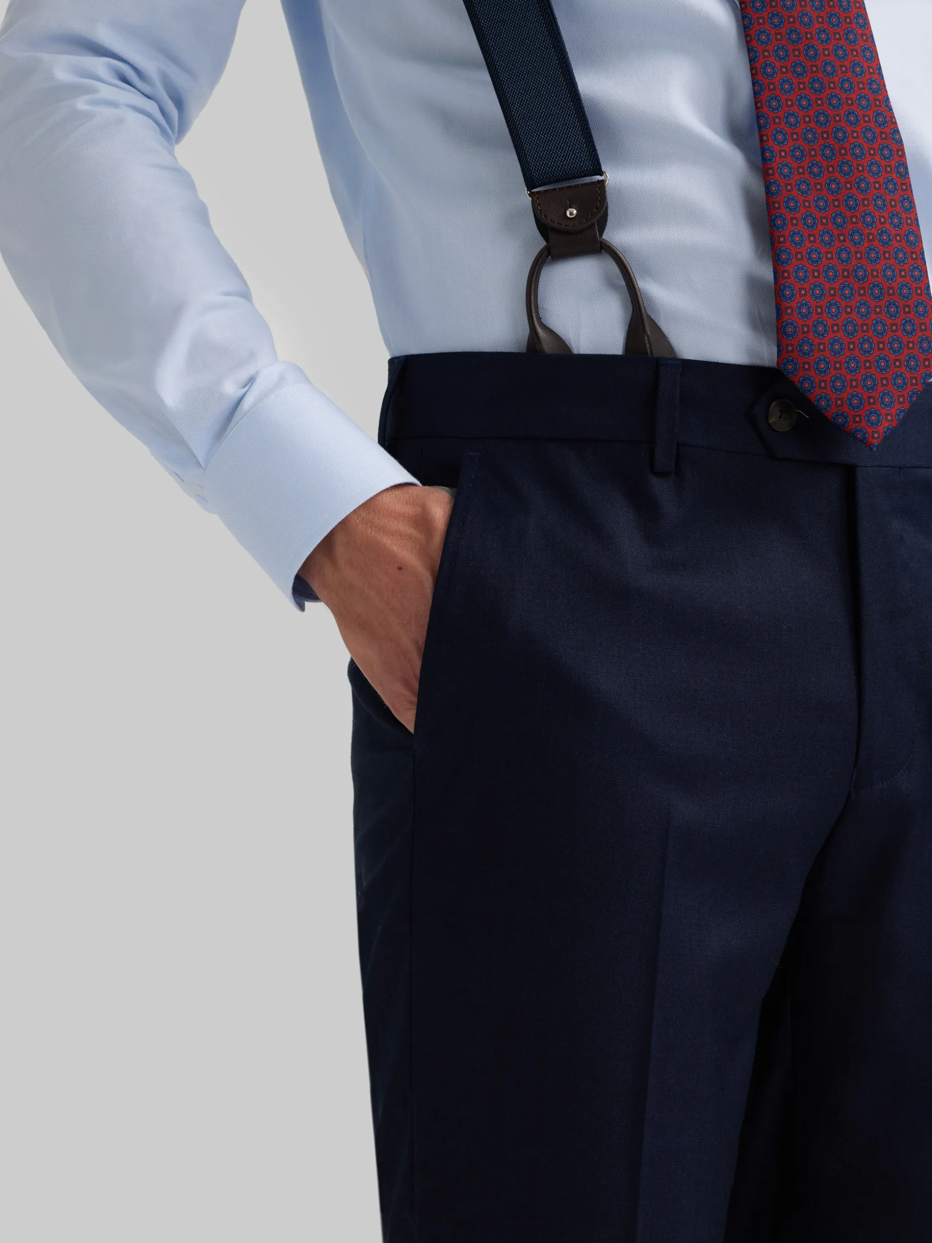 Pantaloni Uomo in Trama Incrociata - Design Classico con Finiture Raffinate  
Confezionati da Alvaro Moreno, Ideali per Look Casual ed Eleganti  
Taglio Comodo e Dettagli Artigianali - Disponibili nello Store Ufficiale