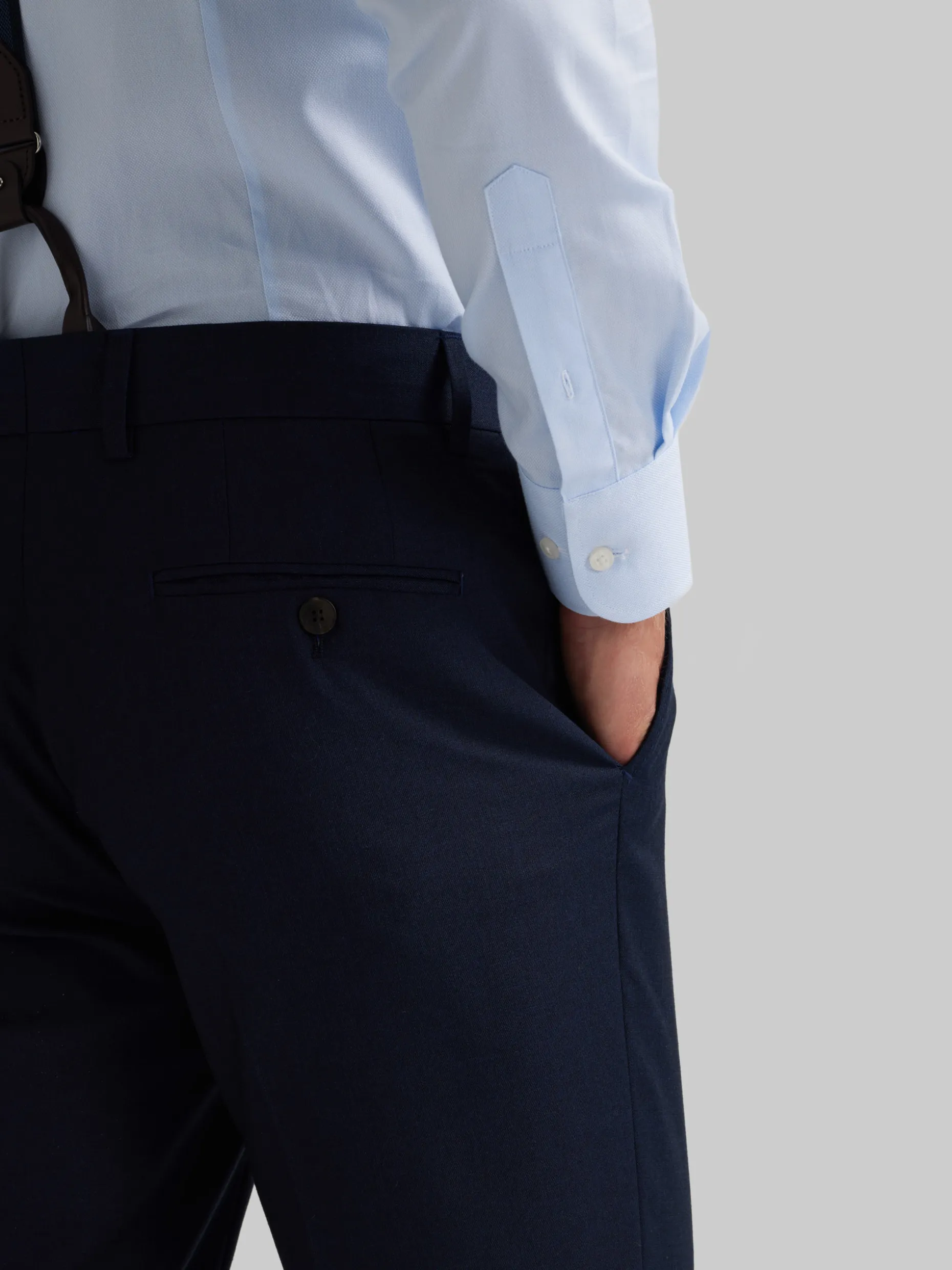 Pantaloni Uomo in Trama Incrociata - Design Classico con Finiture Raffinate  
Confezionati da Alvaro Moreno, Ideali per Look Casual ed Eleganti  
Taglio Comodo e Dettagli Artigianali - Disponibili nello Store Ufficiale