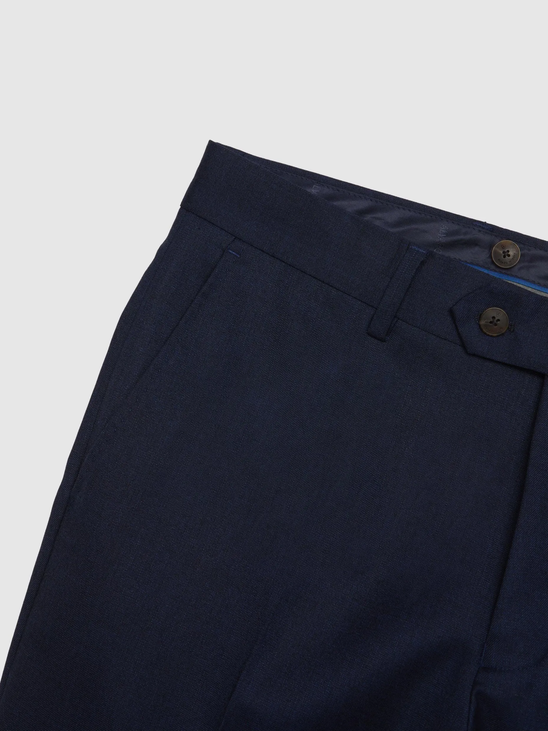 Pantaloni Uomo in Trama Incrociata - Design Classico con Finiture Raffinate  
Confezionati da Alvaro Moreno, Ideali per Look Casual ed Eleganti  
Taglio Comodo e Dettagli Artigianali - Disponibili nello Store Ufficiale