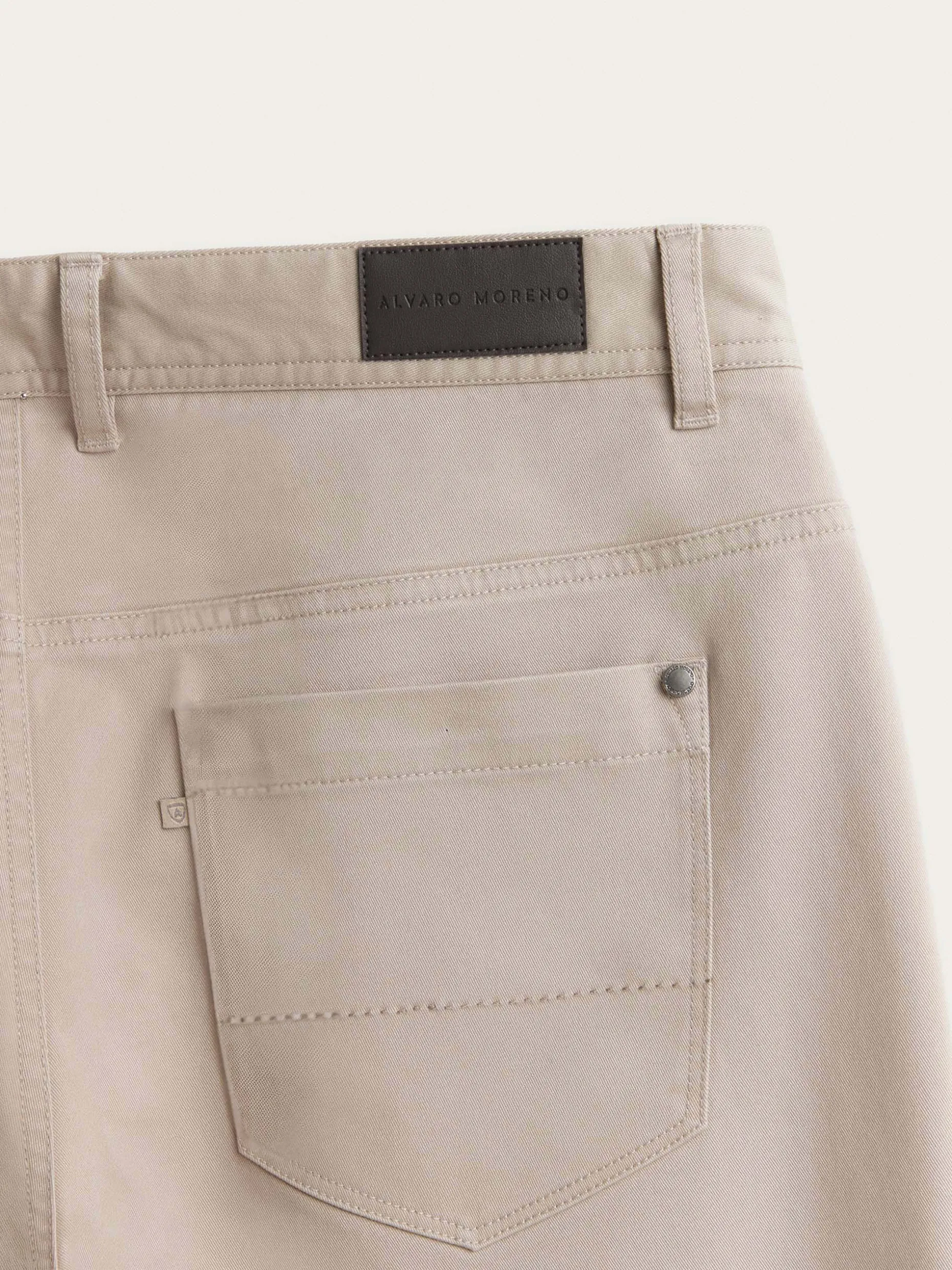 Pantaloni Moderni con Tasca Laterale - Design Esclusivo di Alvaro Moreno