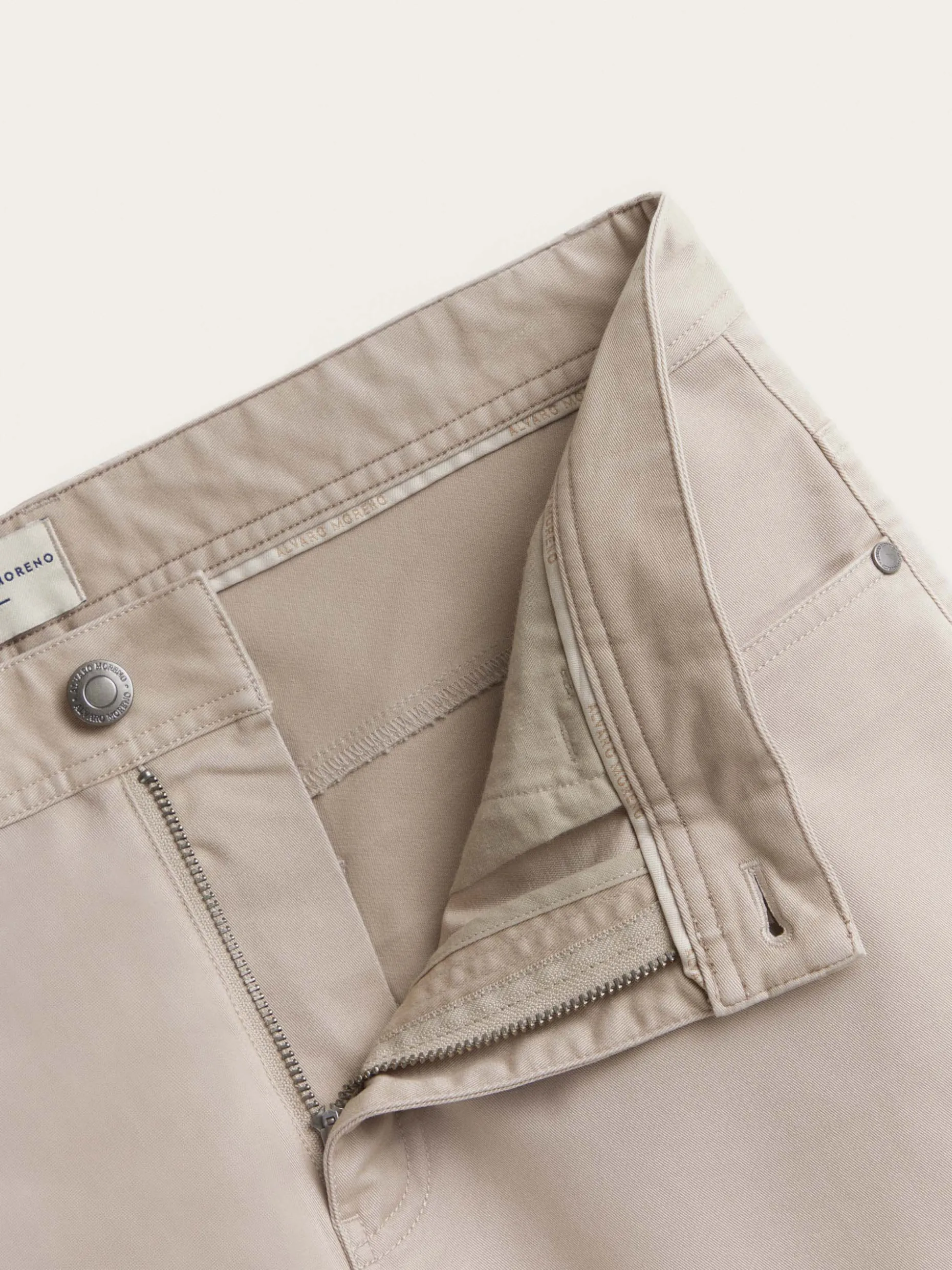 Pantaloni Moderni con Tasca Laterale - Design Esclusivo di Alvaro Moreno