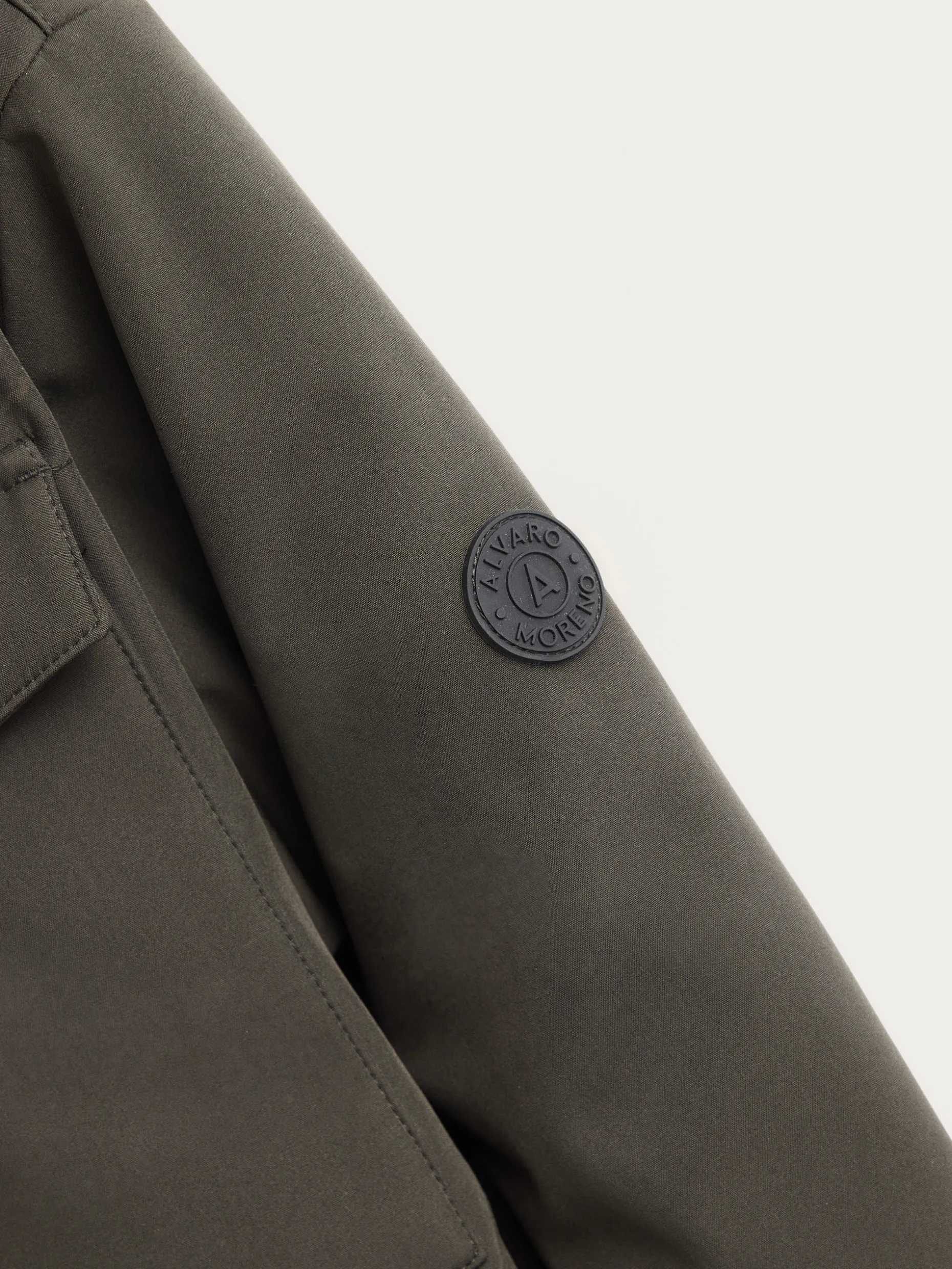 Borgia Parka Premium: Giacca Impermeabile Elegante con Cappuccio, Disponibile da Alvaro Moreno