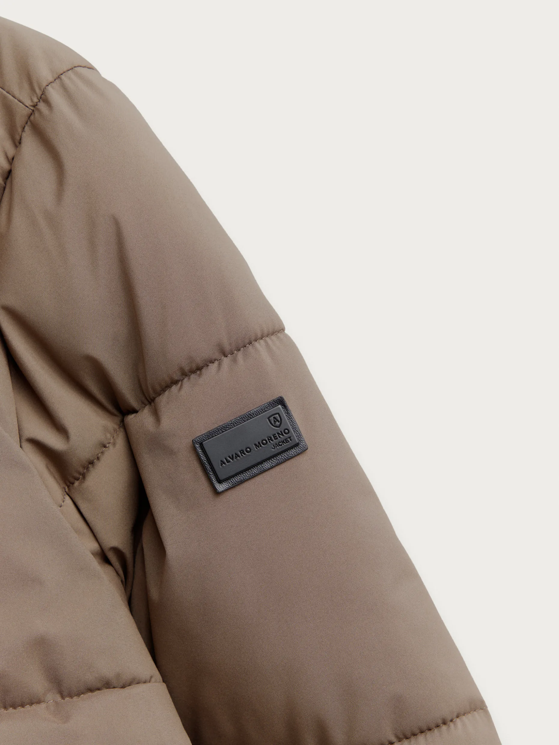 Giacca Impermeabile Conner con Cappuccio - Parka Urbana dal Design Moderno, Firma Alvaro Moreno | Collezione Autunno/Inverno 2024