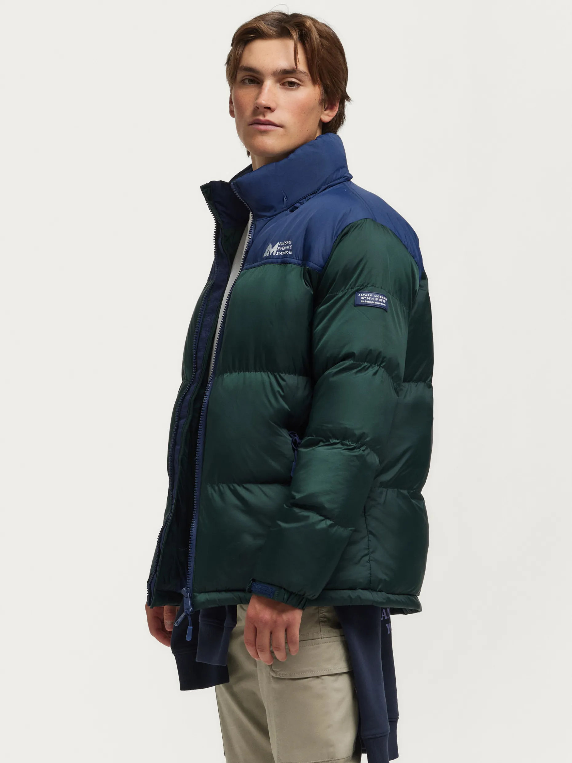 OutdoorPro Giacca Impermeabile Elbrus Uomo, Design Esclusivo di Alvaro Moreno, Per Escursioni Invernali con Cappuccio Regolabile