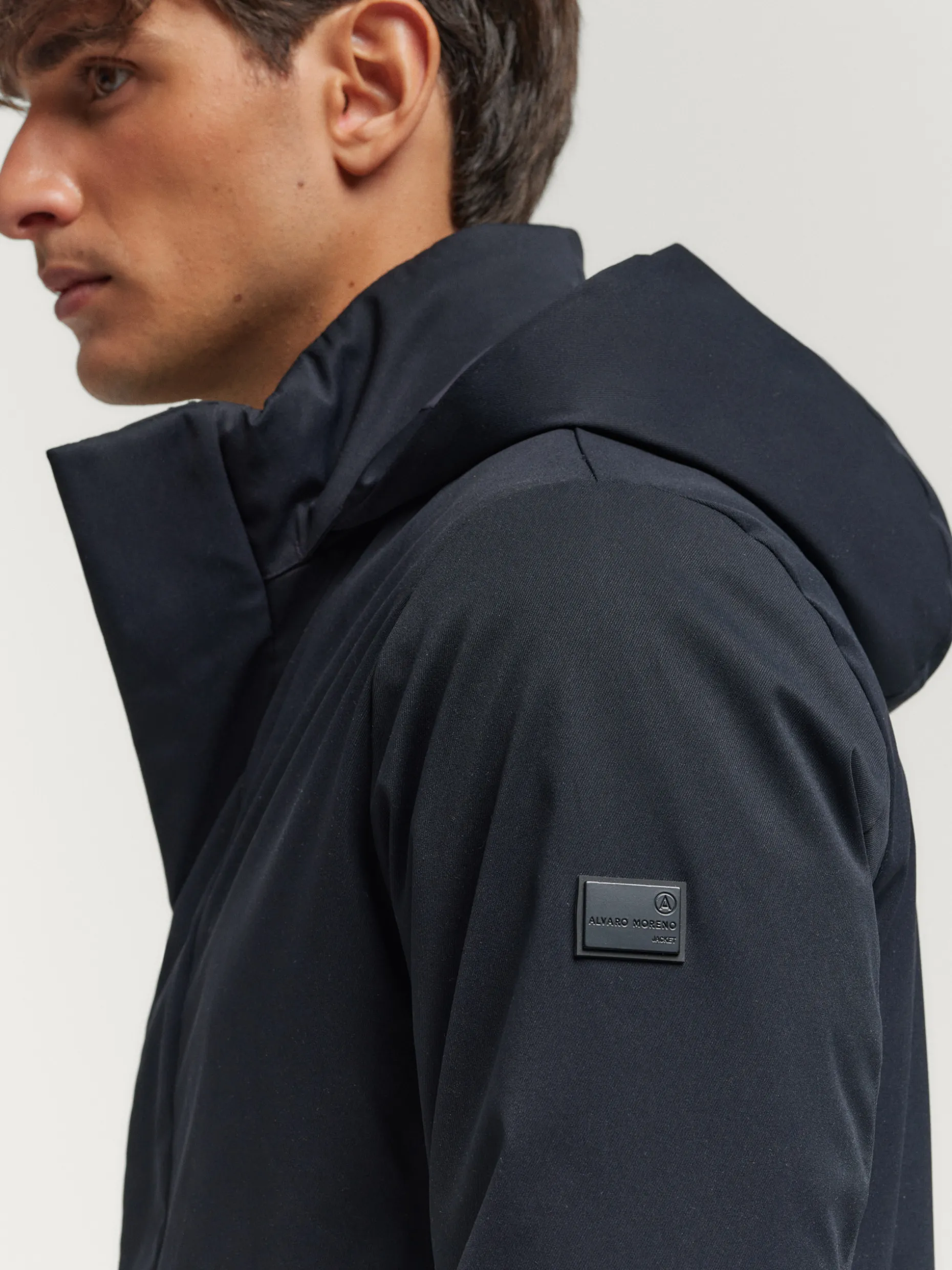 Giacca Parka Invernale Roster | Cappotto Uomo Premium | Collezione Esclusiva Alvaro Moreno Shop 

(Alternativa con elementi di localizzazione:)
Parka Roster Premium per Uomo | Abbigliamento Invernale di Design | Negozio Ufficiale Alvaro Moreno - Milano