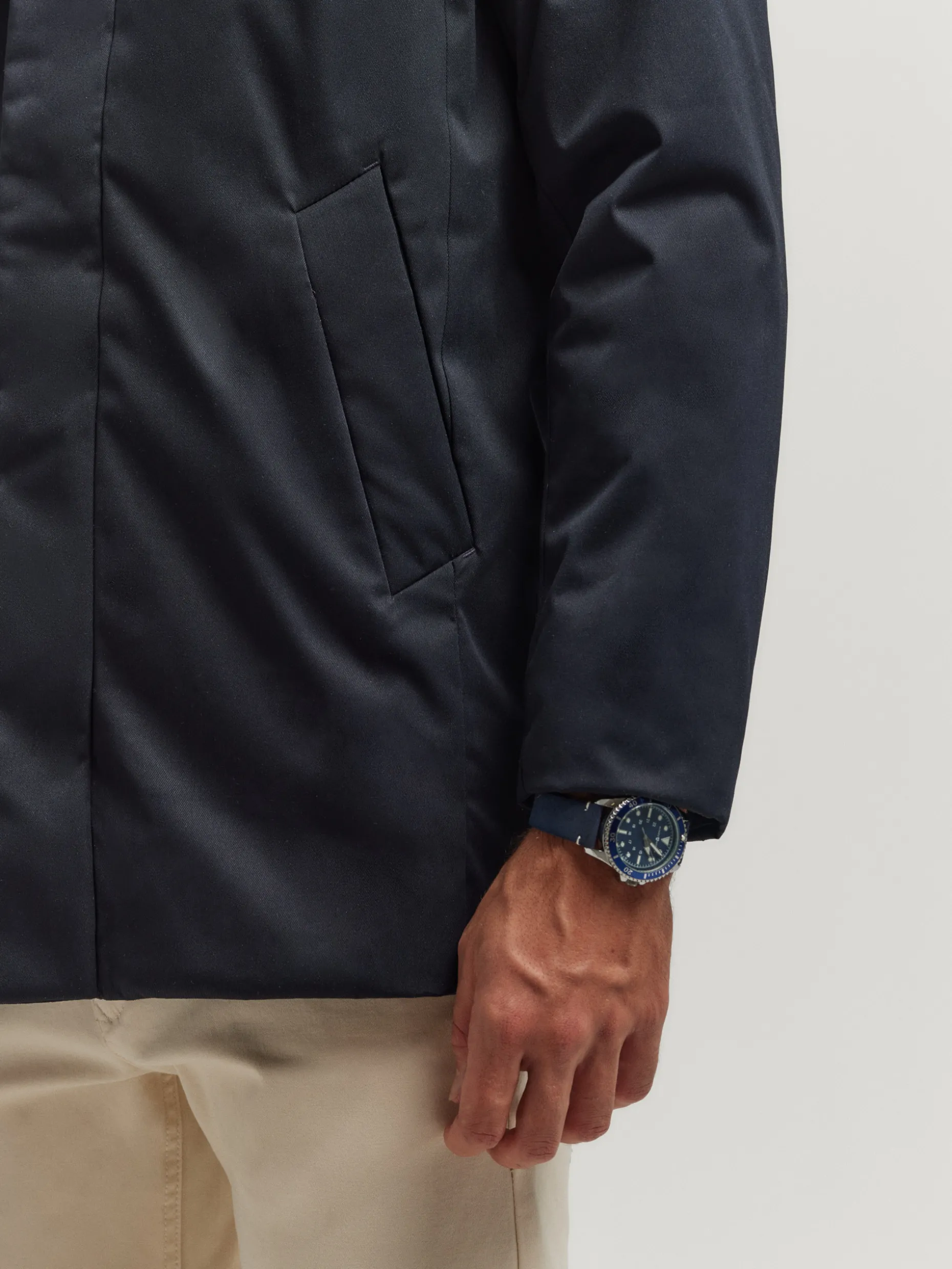 Giacca Parka Invernale Roster | Cappotto Uomo Premium | Collezione Esclusiva Alvaro Moreno Shop 

(Alternativa con elementi di localizzazione:)
Parka Roster Premium per Uomo | Abbigliamento Invernale di Design | Negozio Ufficiale Alvaro Moreno - Milano