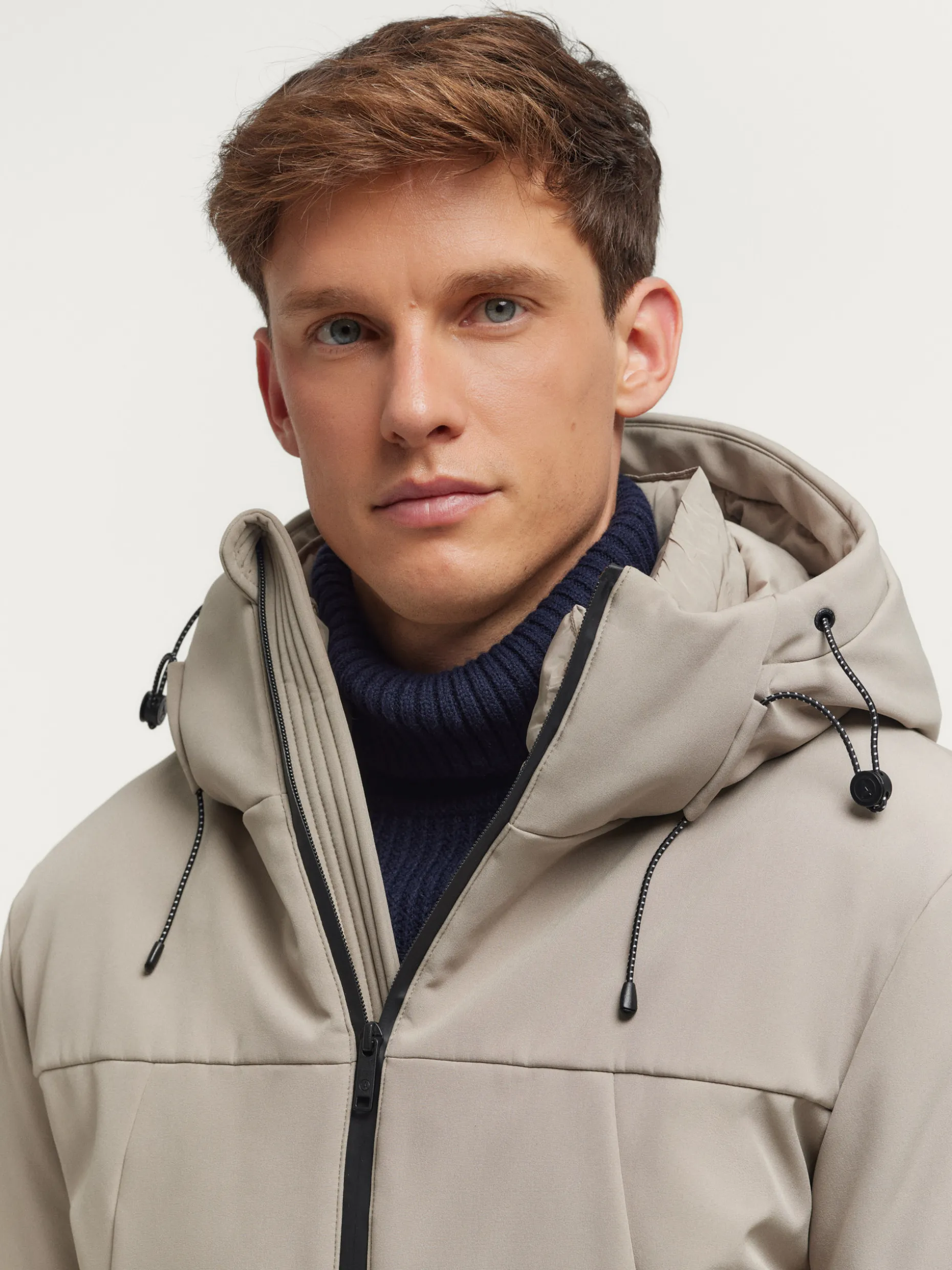 Giacca Invernale Skywalker - Cappotto Imbottito Unisex di Alvaro Moreno | Design Futuristico per Collezione Autunno/Inverno 2024, Stile Avanguardista con Cappuccio Regolabile, Ideale per Escursioni Montane e Urban Style