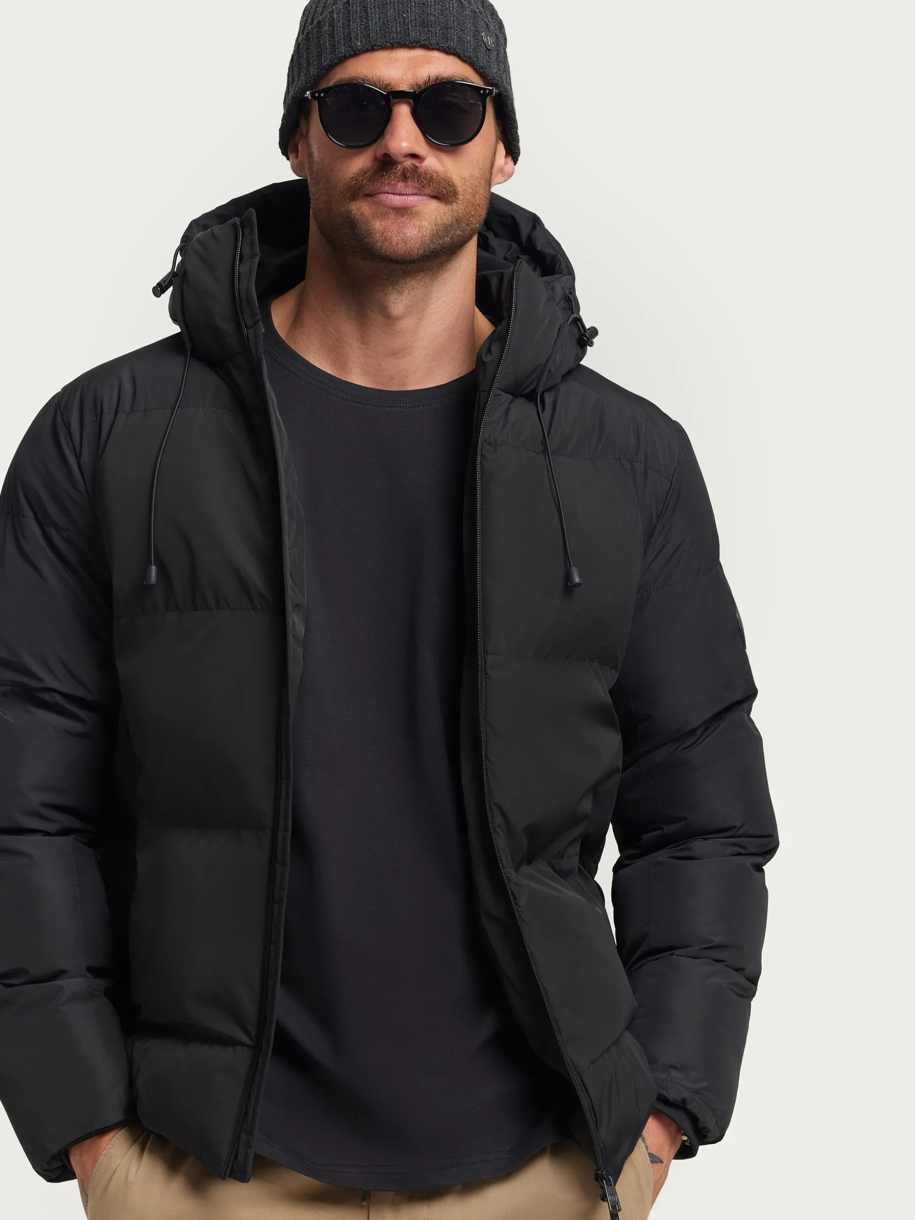 Giacca Invernale Skywear Techwear Impermeabile con Cappuccio - Parka Stile Urbano Moderno | Abbigliamento Outdoor di Tendenza by Alvaro Moreno