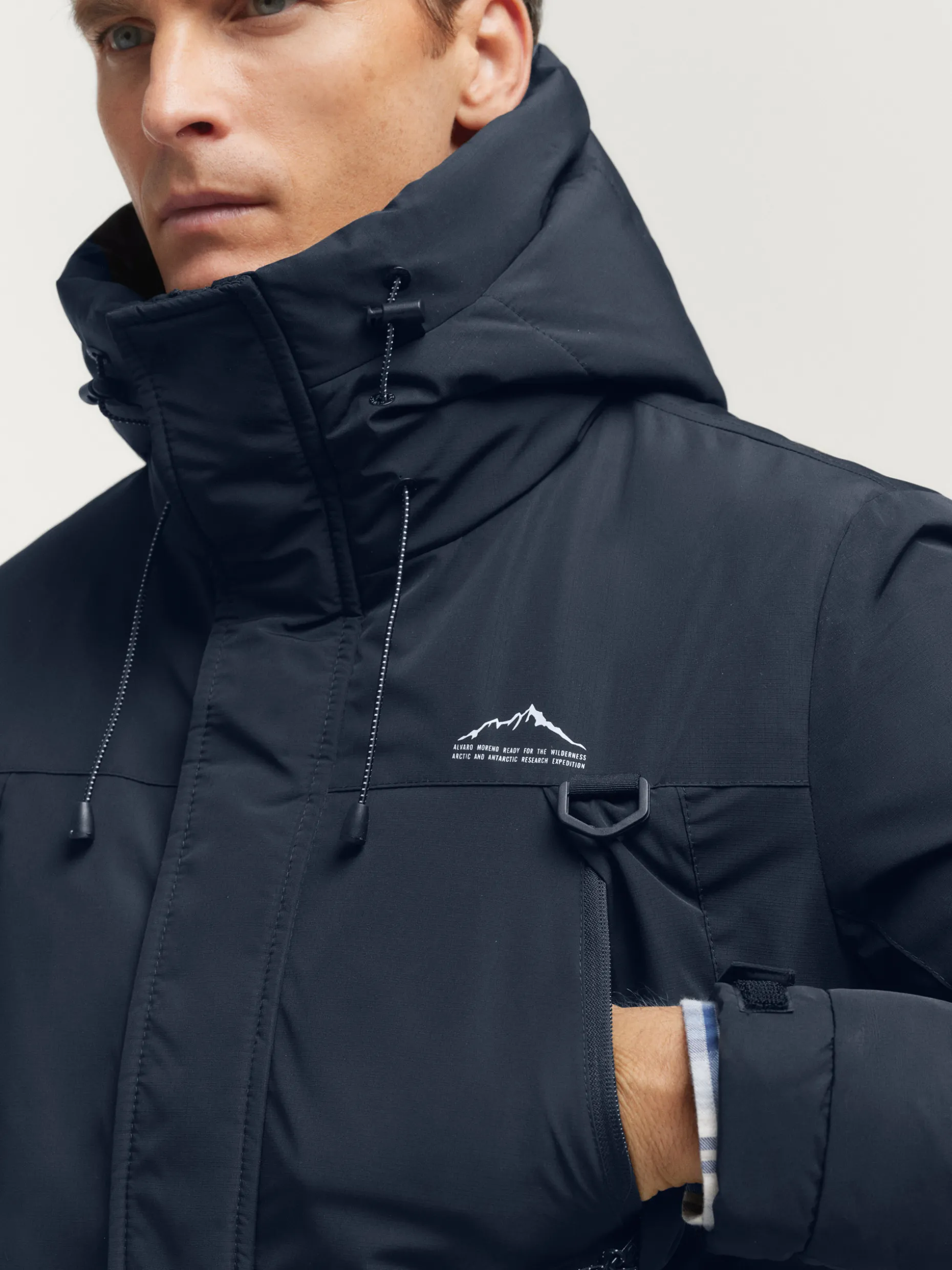 Giacca Trekking Impermeabile con Design Avanzato - Parka Tecnico per Escursioni | Collezione Outdoor Alvaro Moreno
(:,「|」「•」)