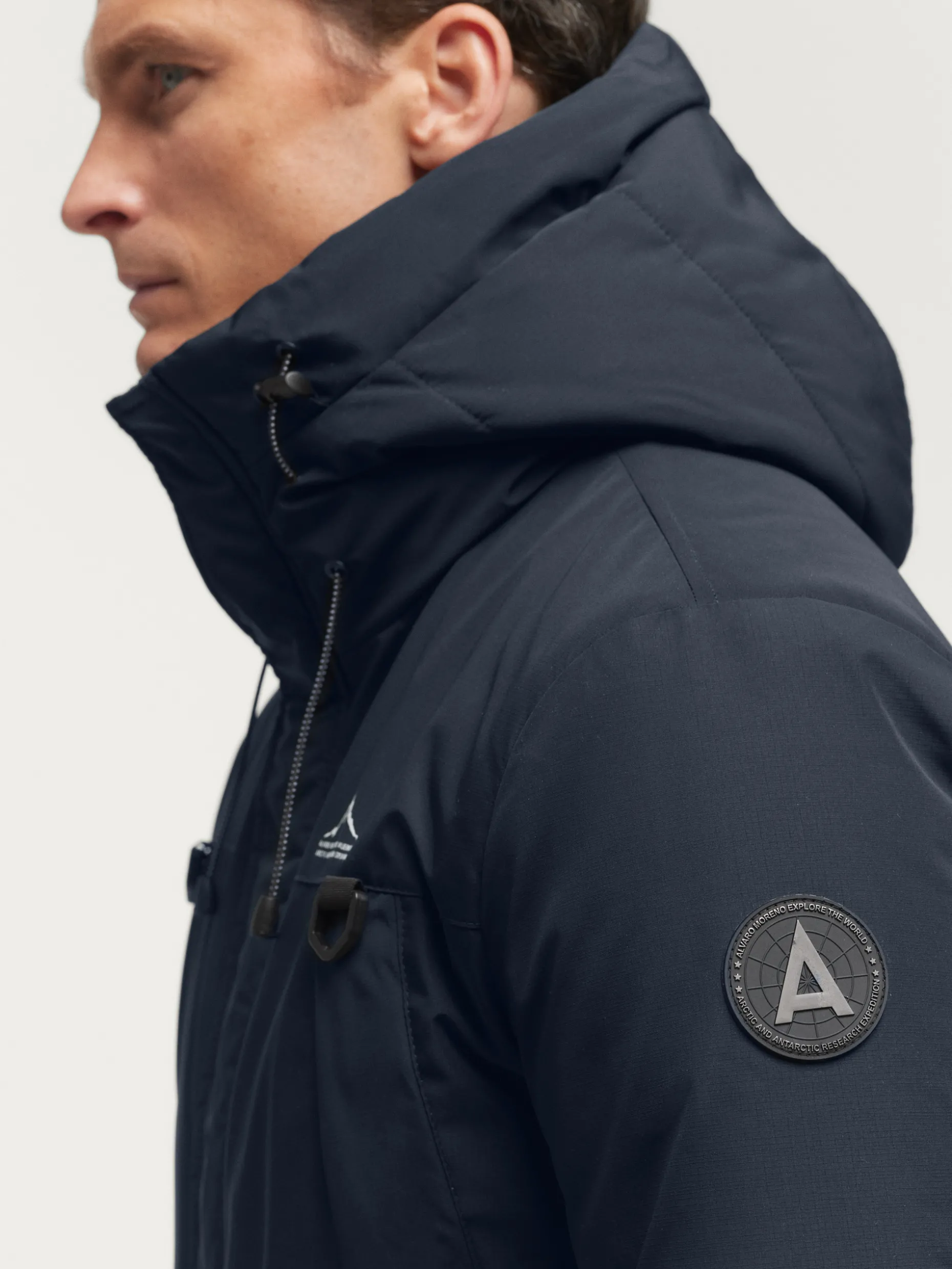 Giacca Trekking Impermeabile con Design Avanzato - Parka Tecnico per Escursioni | Collezione Outdoor Alvaro Moreno
(:,「|」「•」)