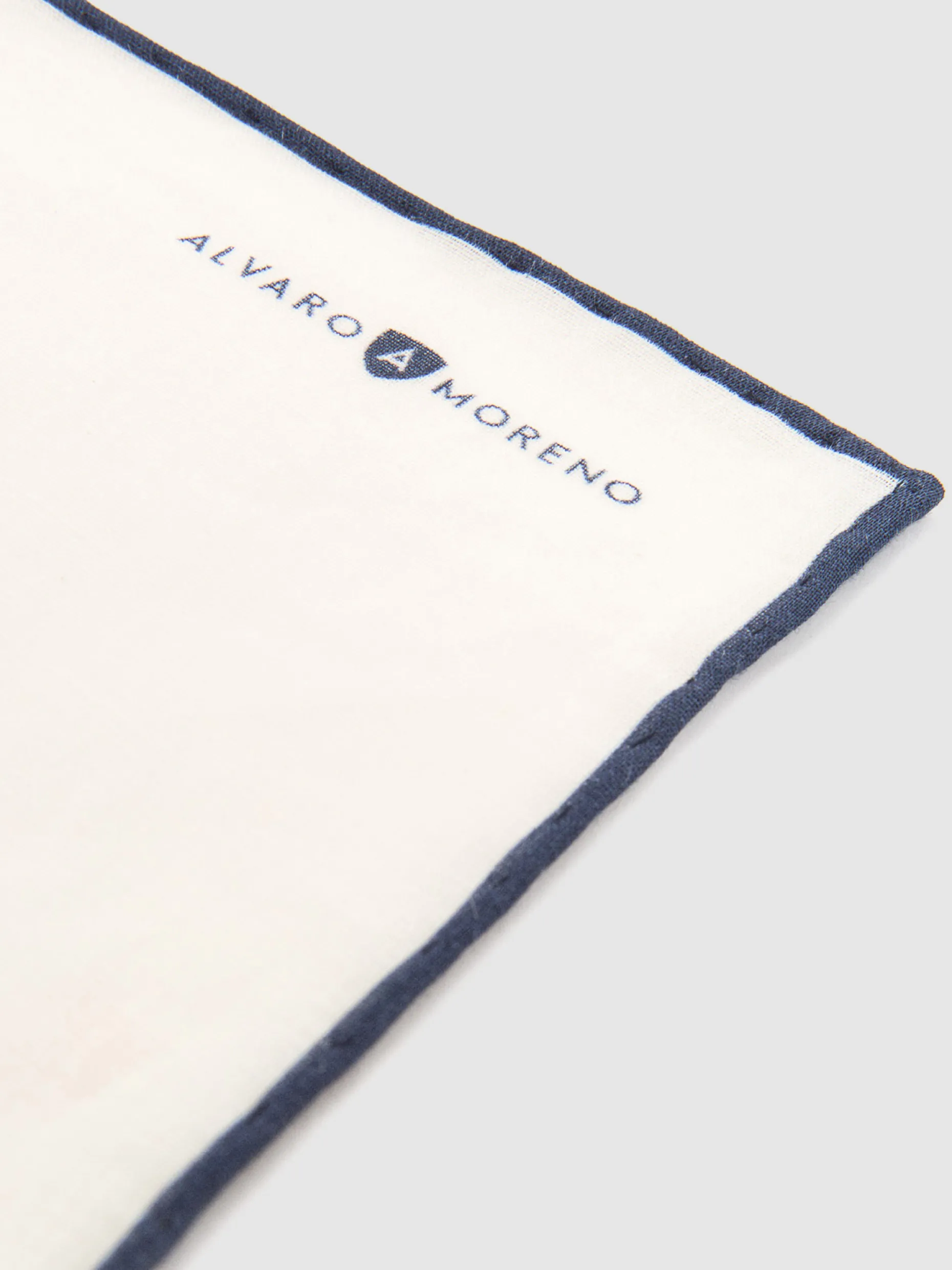 Elegante Fazzoletto in Lino Puro con Design Minimalista - Collezione Esclusiva di Alvaro Moreno