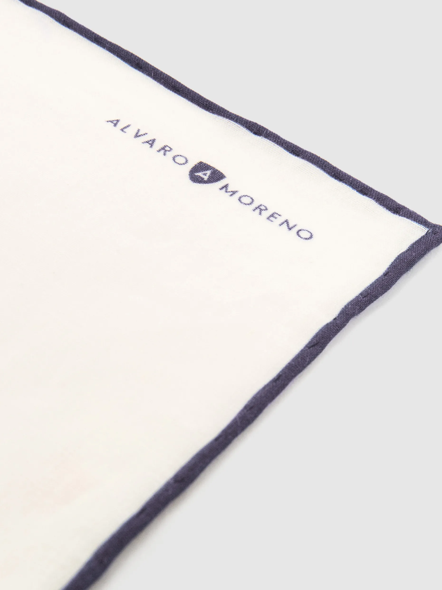 Fazzoletto in Lino Naturale - Stile Alvaro Moreno per Look Freschi ed Eleganti