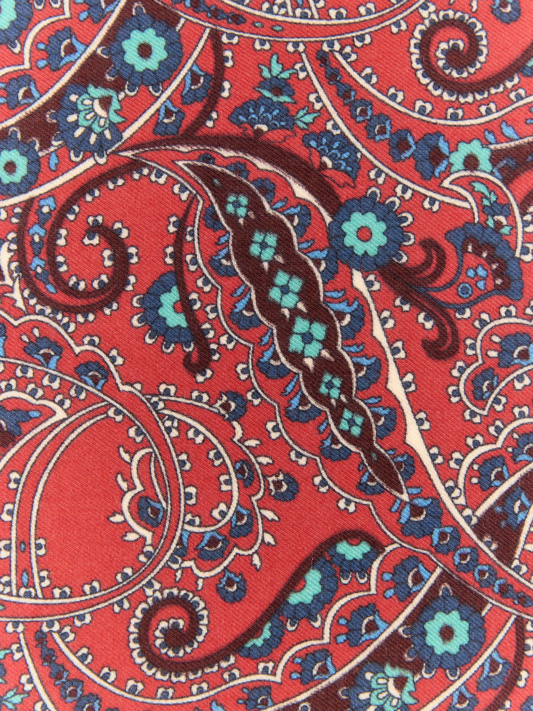 Foulard Stilizzato con Motivo Artistico - Linea Autunno/Inverno 2024 di Alvaro Moreno