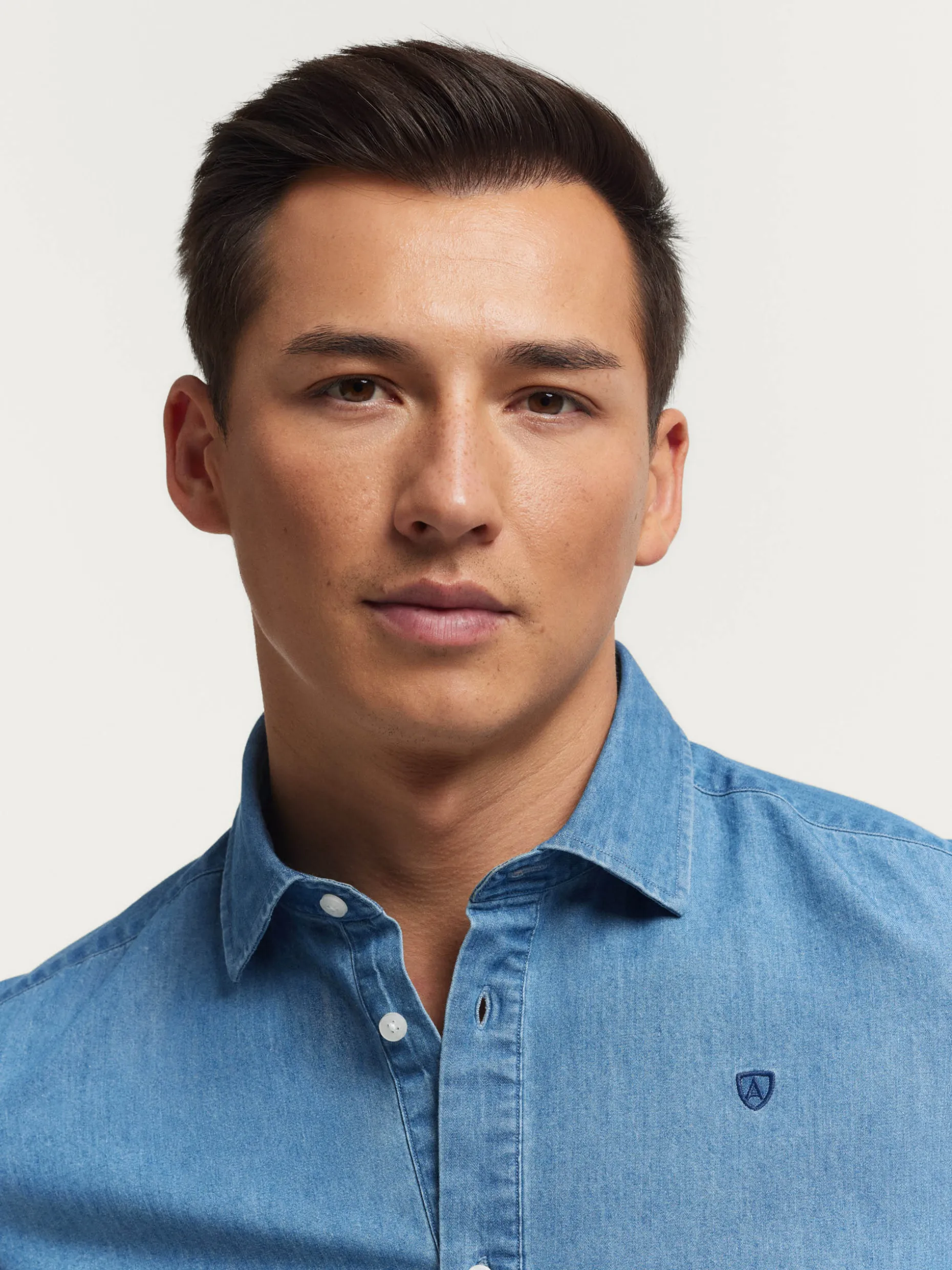 Denim Essentials: Maglietta Casual Alvaro Moreno con Design Moderno e Tessuto Resistent - Stile Unico per il Tuo Guardaroba Urbano