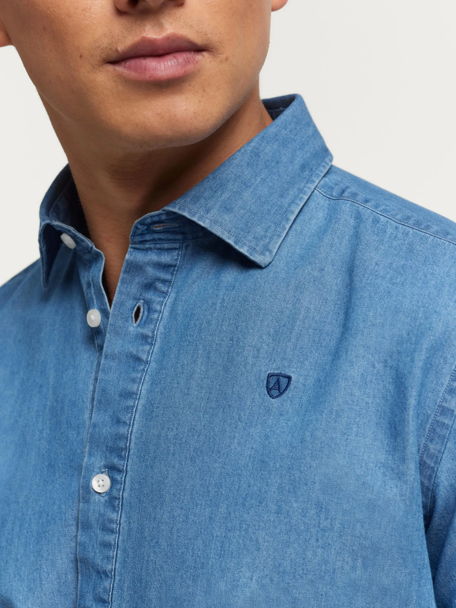 Denim Essentials: Maglietta Casual Alvaro Moreno con Design Moderno e Tessuto Resistent - Stile Unico per il Tuo Guardaroba Urbano