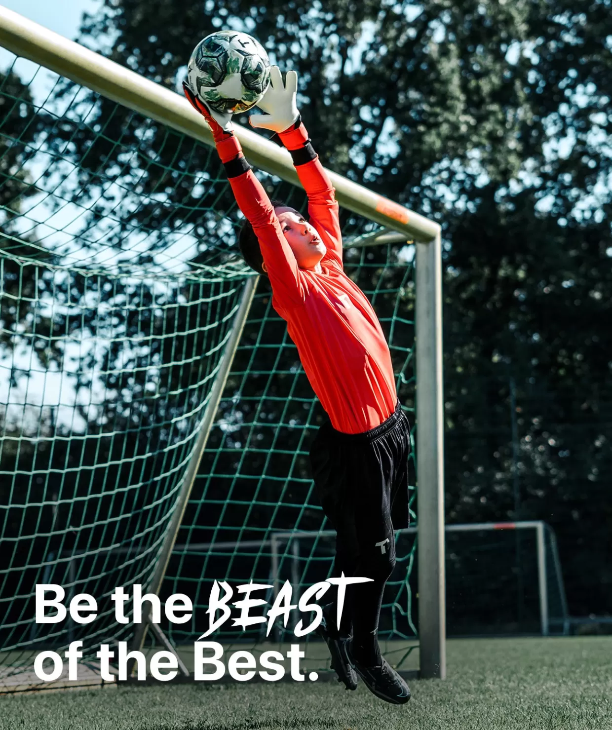 Guanti Junior Beast Titan 3.0 - Rosso Fuoco con Design Sportivo (FP)  
Linea Beast per Giovani Campioni - Edizione Limitata con Tecnologia Antiscivolo  

：  
1. （