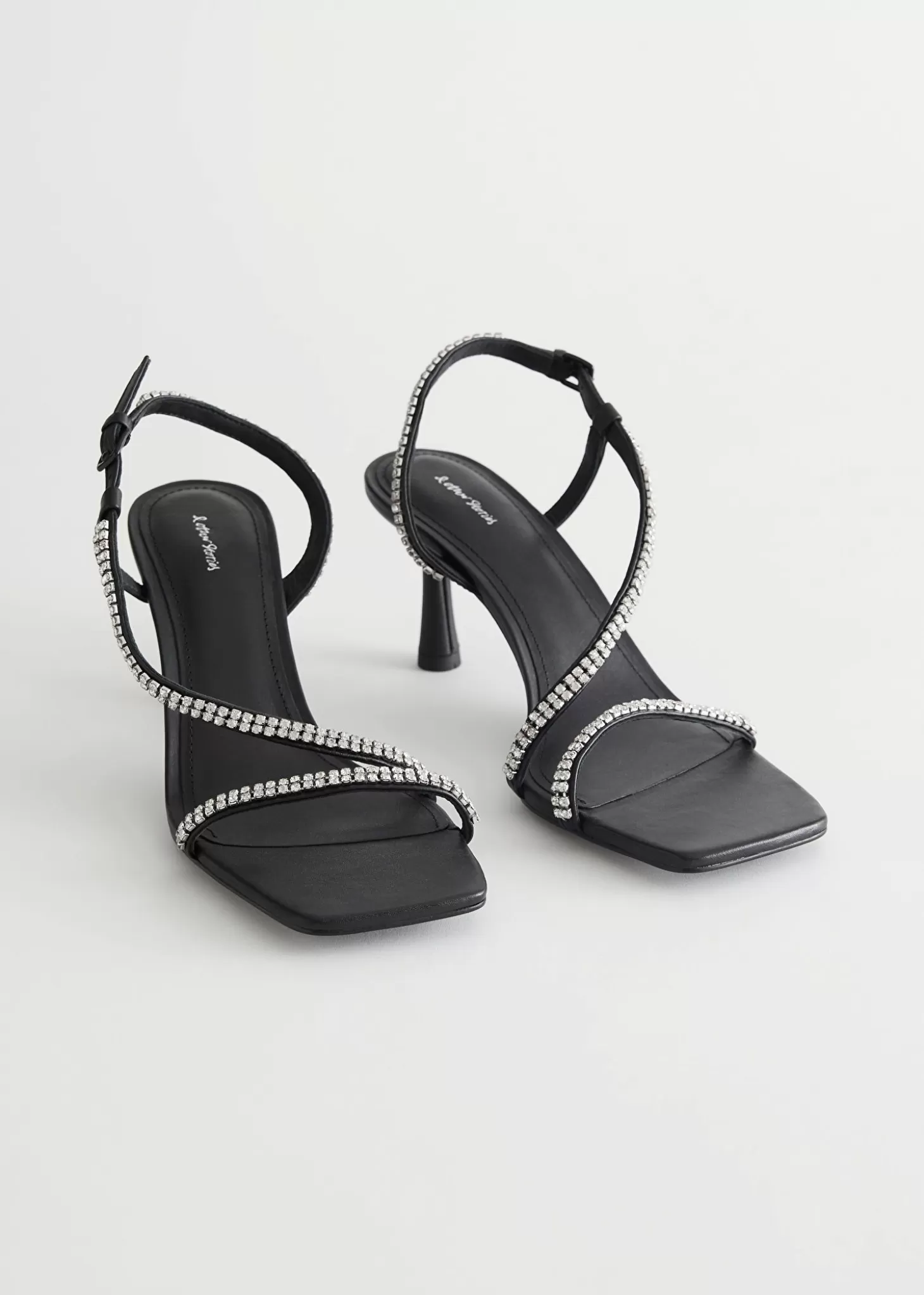 Eleganti sandali con cinturini regolabili e dettaglio cristalli - Nero | Collezione estiva Sale & Stories  

(：