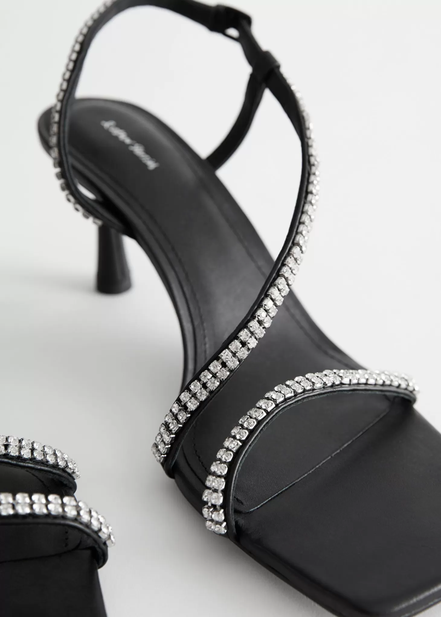 Eleganti sandali con cinturini regolabili e dettaglio cristalli - Nero | Collezione estiva Sale & Stories  

(：