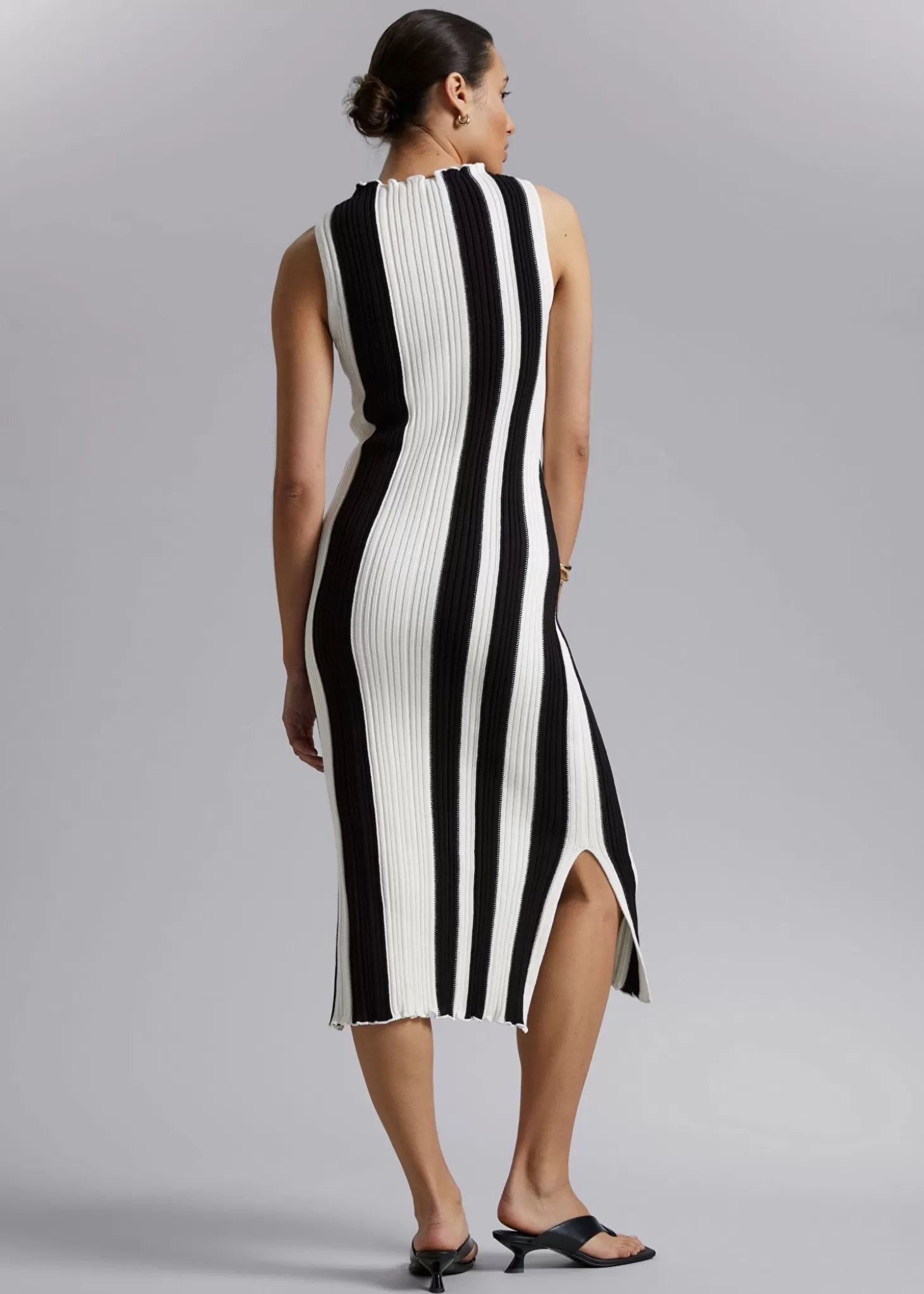 Abito Midi Ribbet in Bianco e Nero con Fantasia Righe Contrastanti - Design Versatile by & Other Stories