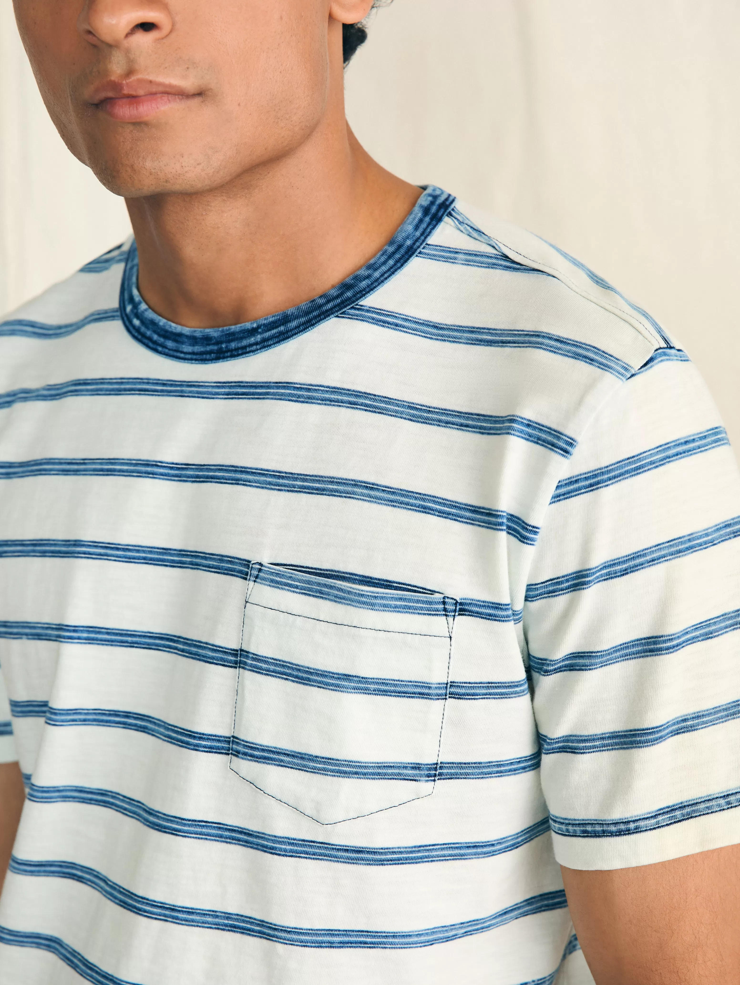Faherty Brand: T-Shirt Casual con Taschina, Maniche Corte in Blu Indaco - Prezzo Accessibile