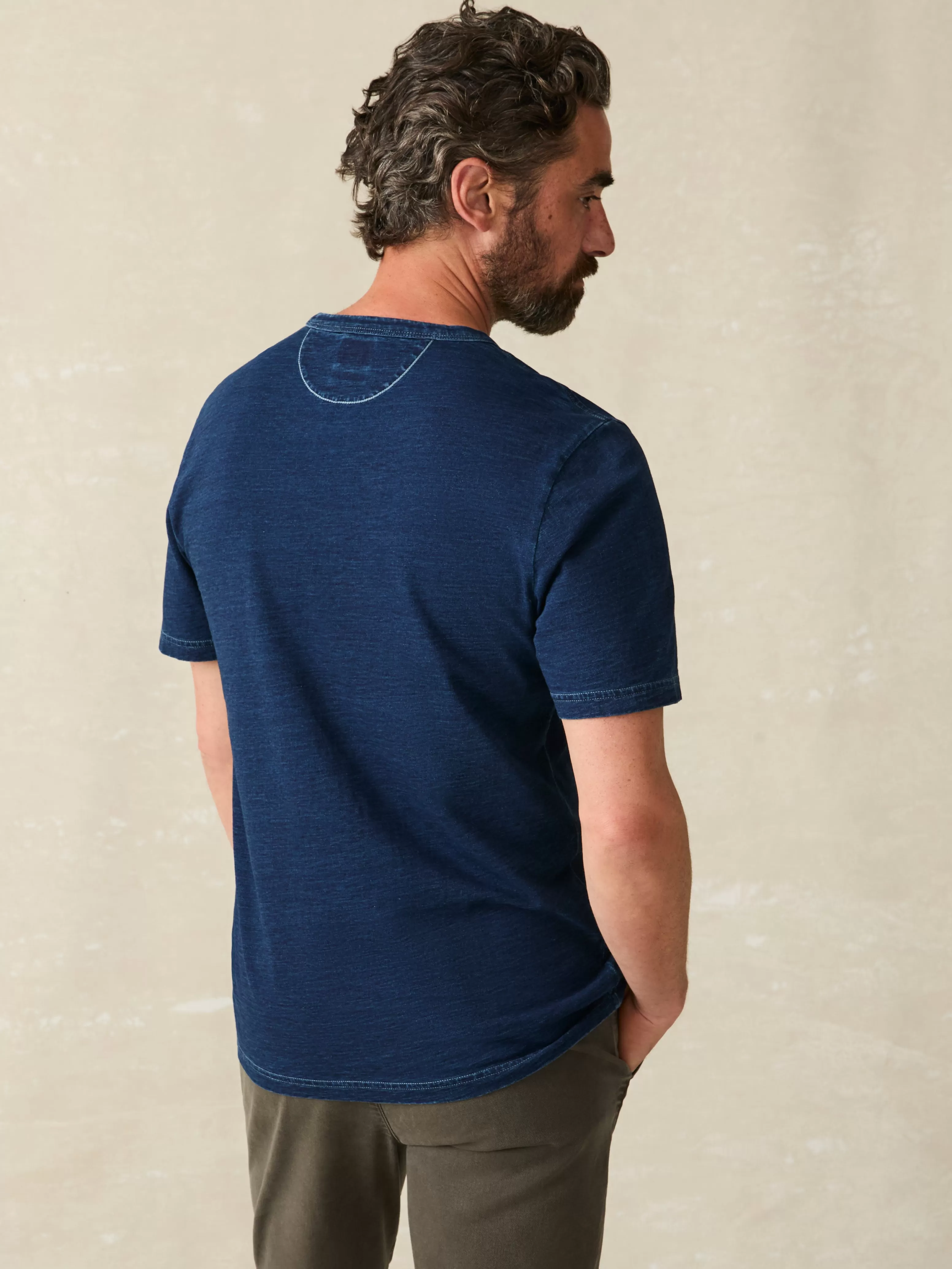 Maglietta Essentials Con Tascone in Denim Indaco - Faherty Abbigliamento Casual Comodo a Maniche Corte, Prezzo Accessibile
