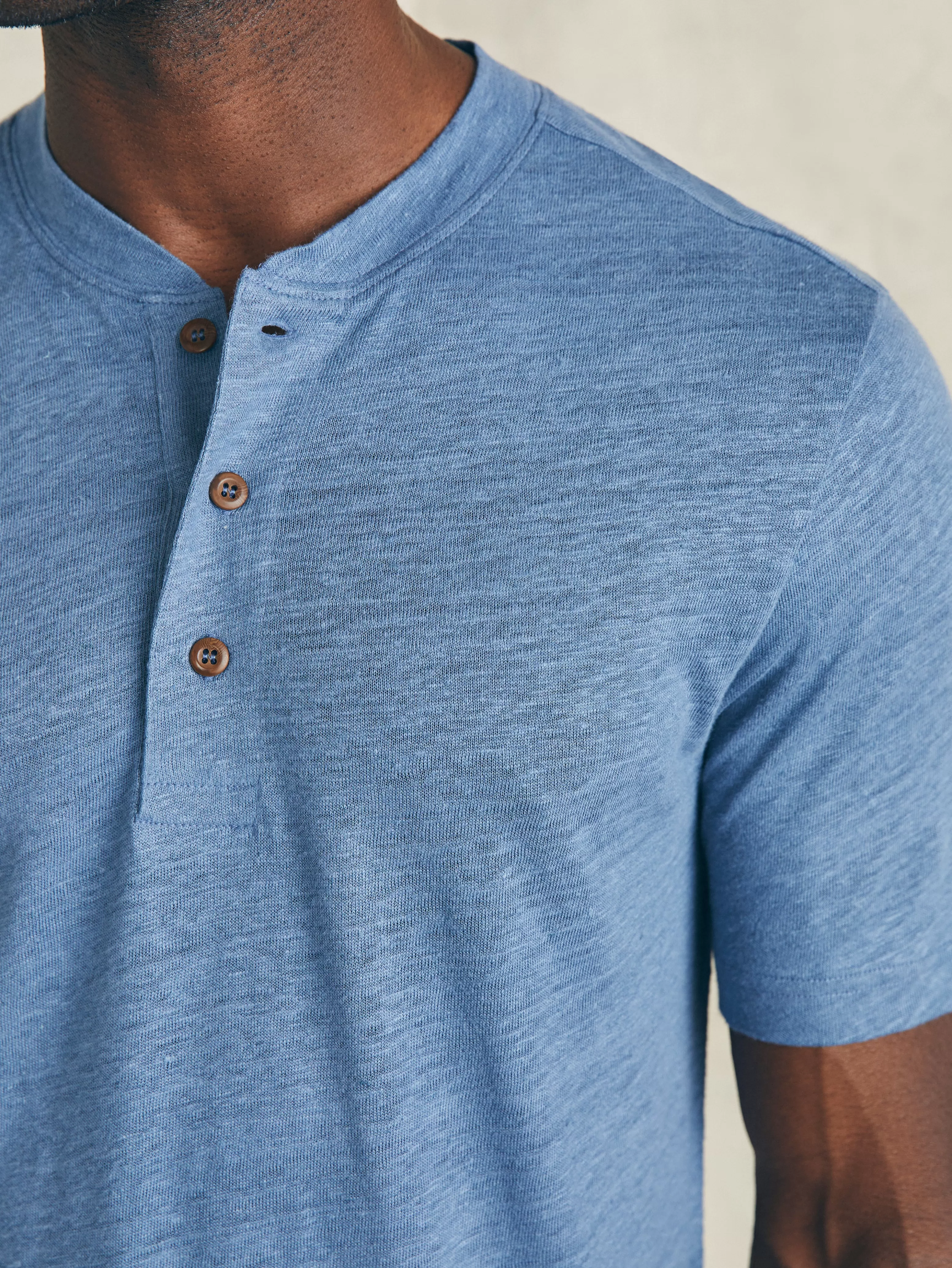 Maglietta Henley in Lino a Maniche Corte | Saldi Estivi Faherty