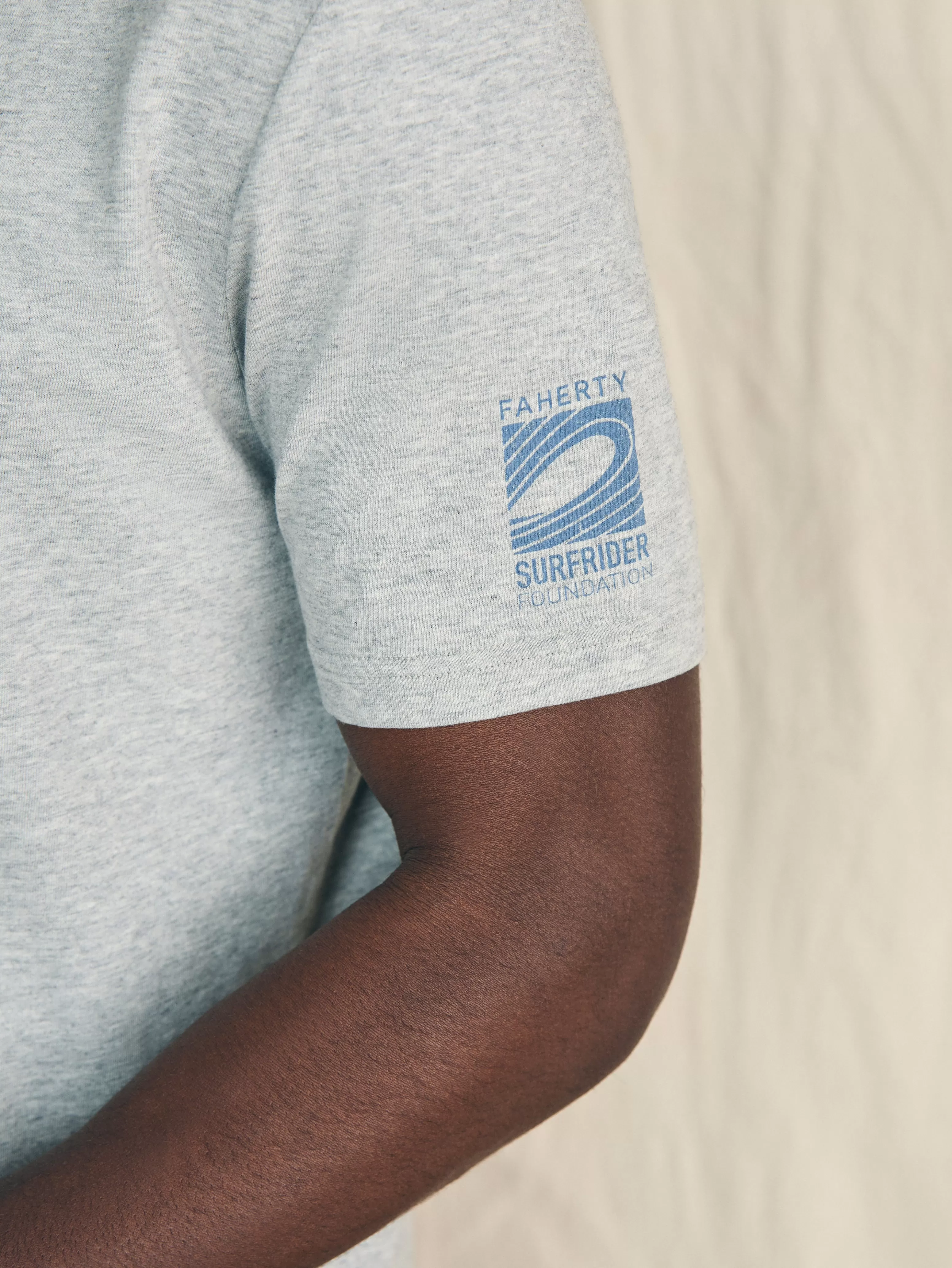 Faherty: Maglietta Vintage a Maniche Corte con Effetto Sbiancato - T-Shirt Casual in Cotone Lavato per Surf e Stile Mare 

(：、，