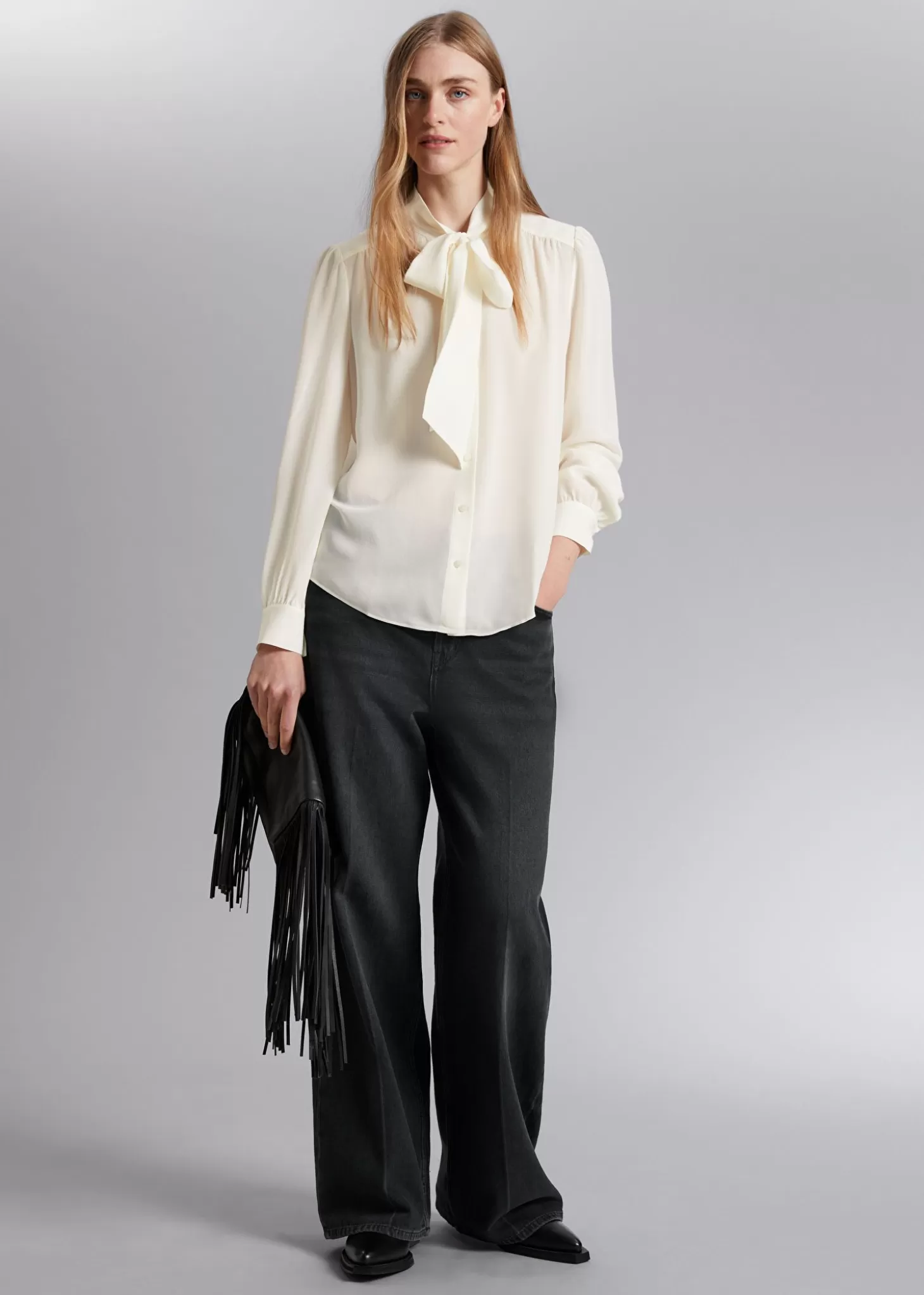 Nuova Collezione & Other Stories: Camicia in Seta Avvolgente con Finto Colletto a Catena - Bianco Naturale