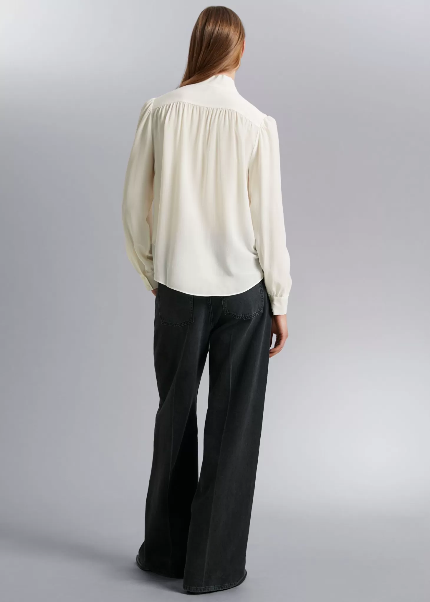 Nuova Collezione & Other Stories: Camicia in Seta Avvolgente con Finto Colletto a Catena - Bianco Naturale