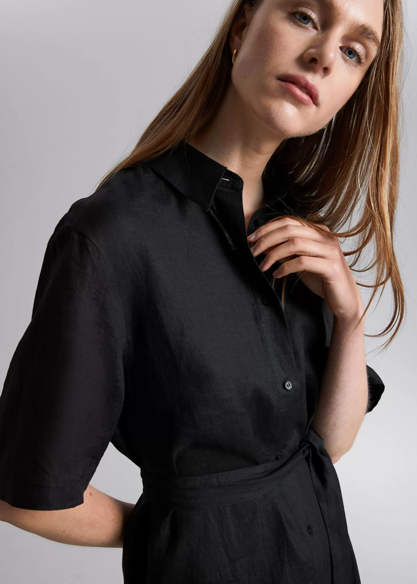 Elegante Camicetta con Cintura in Lino - Vestito da Ufficio Nero di Online & Other Stories