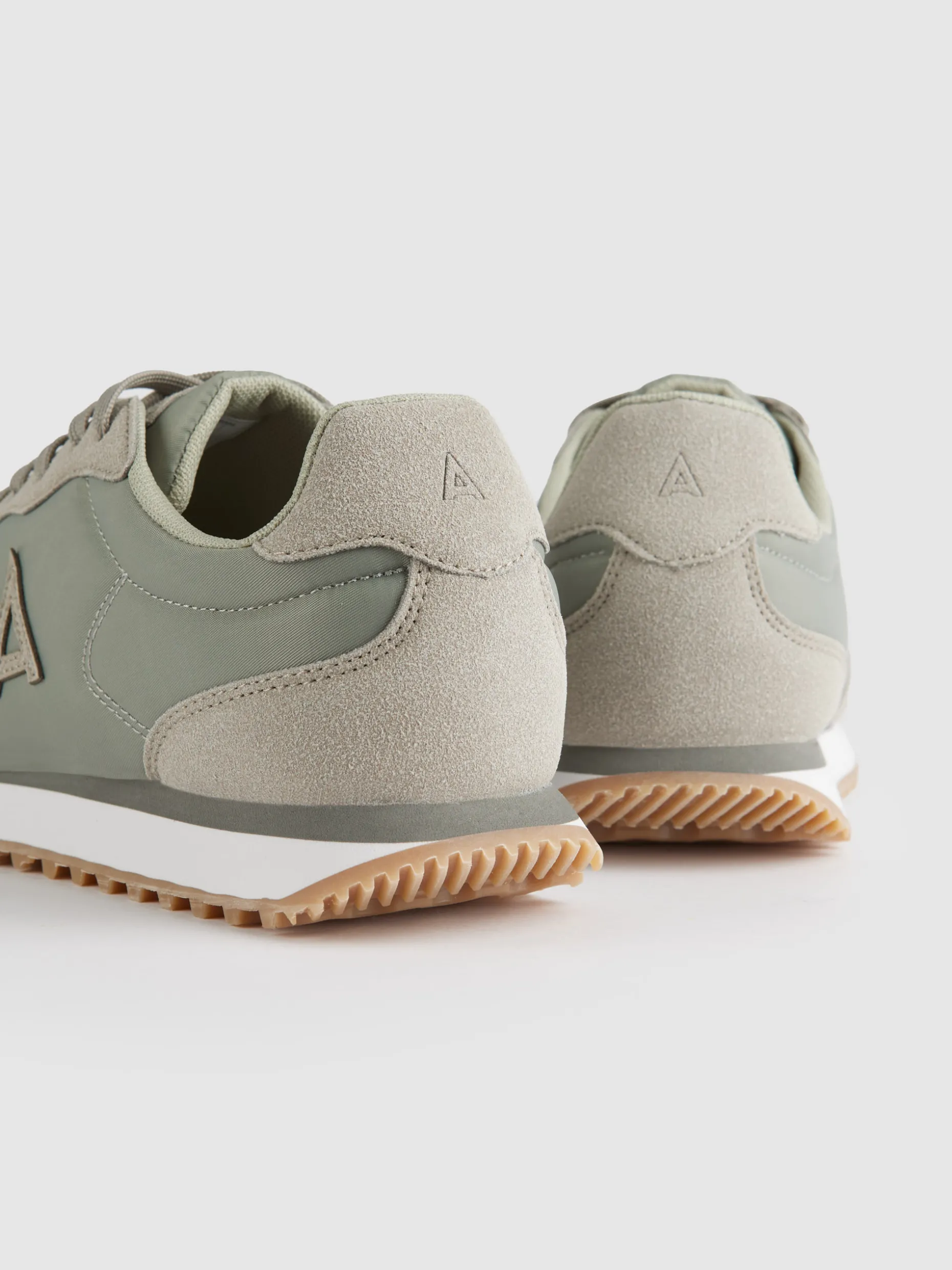 Scarpe Sportive Alvaro Moreno - Modello Ory con Sconto Imperdibile  
Design Leggero e Comfort Moderno per Stile Urbano  
Offerta Limitata su Sneakers Unisex di Alta Qualità