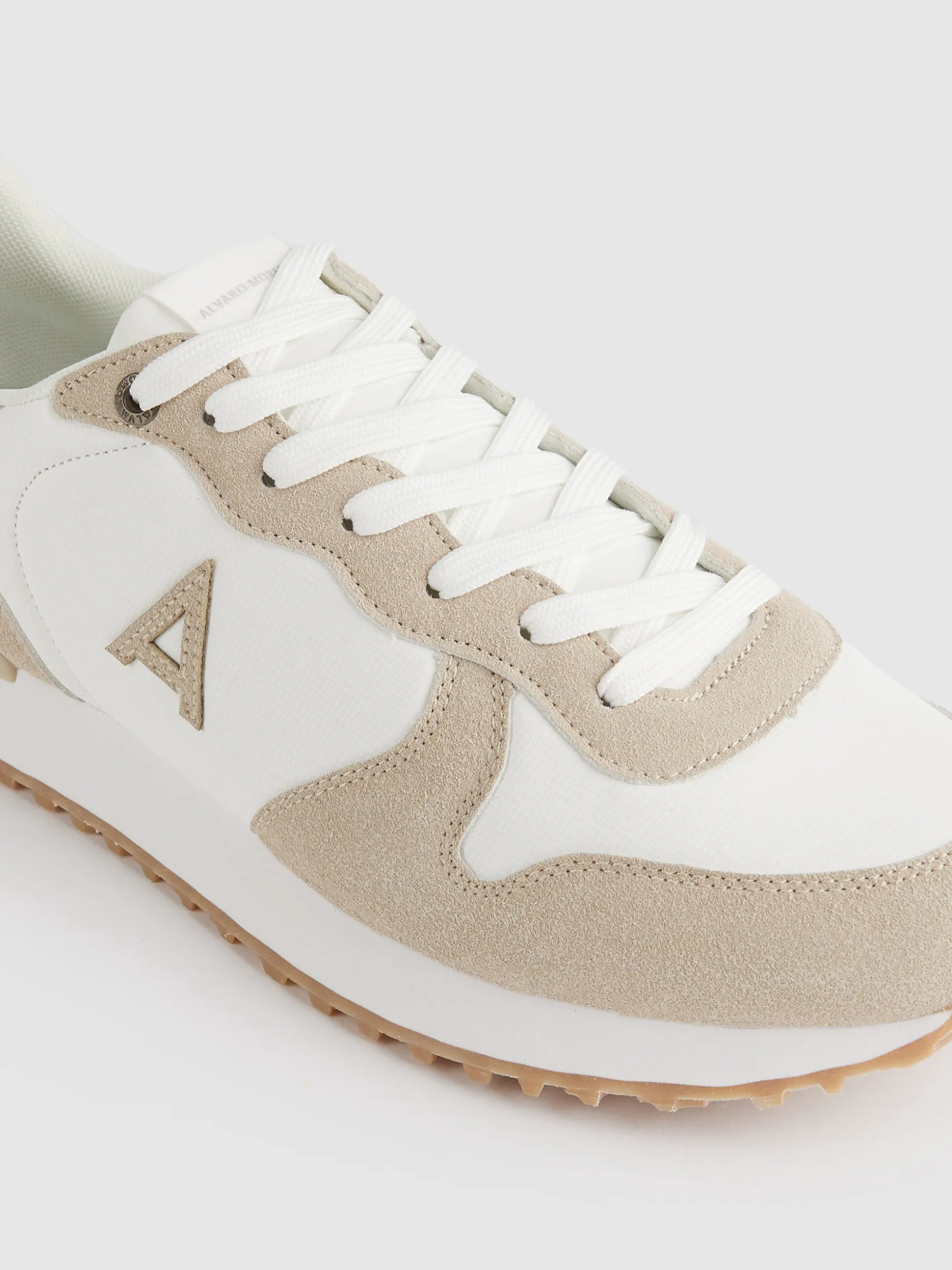Scarpe Sportive con Vibrazioni Urbane | Collezione Esclusiva di Alvaro Moreno