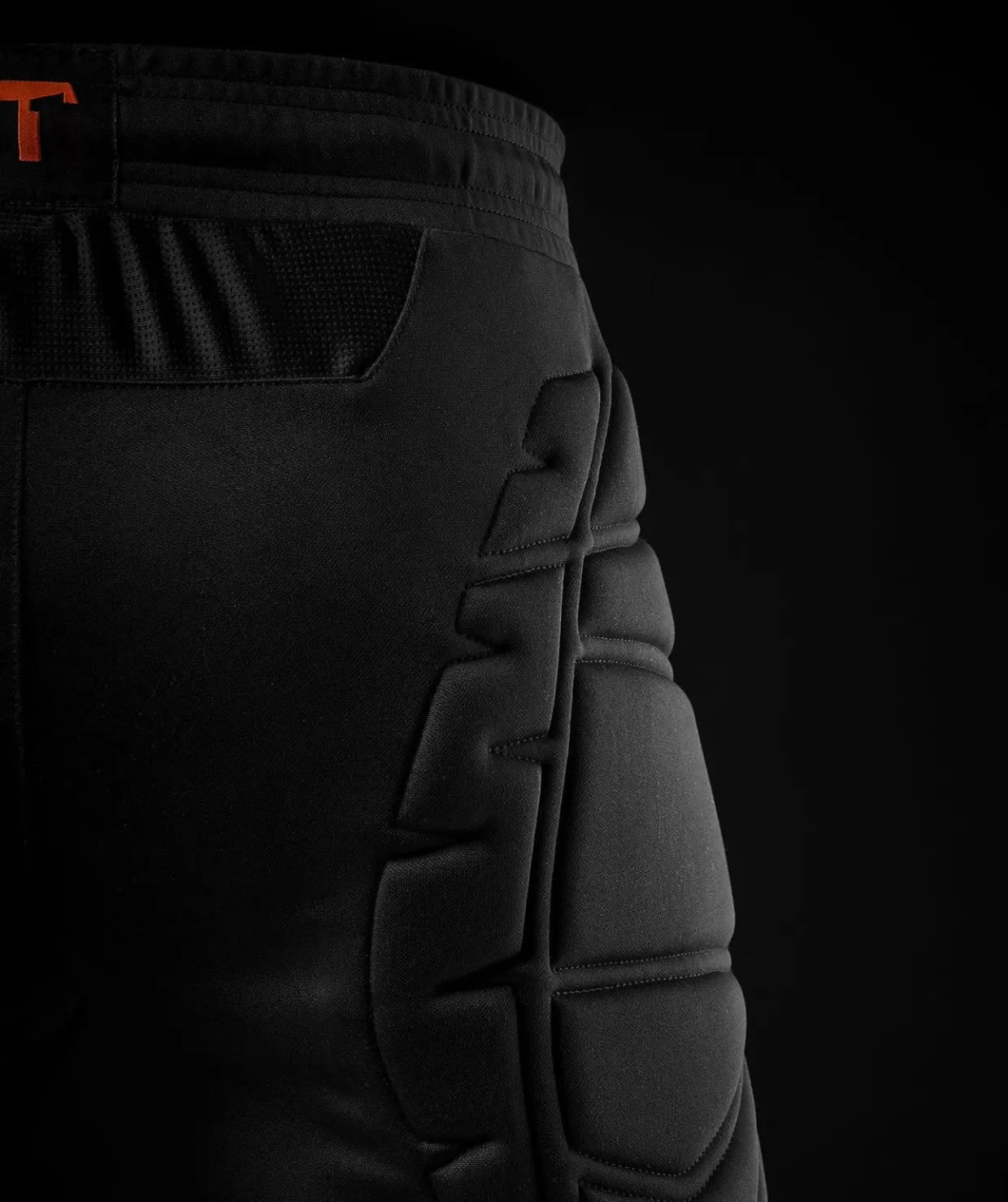 T1TAN Abbigliamento Sportivo: Magliette Traspiranti, Pantaloncini e Pantaloni Portiere 3/4 per Allenamenti Intensi