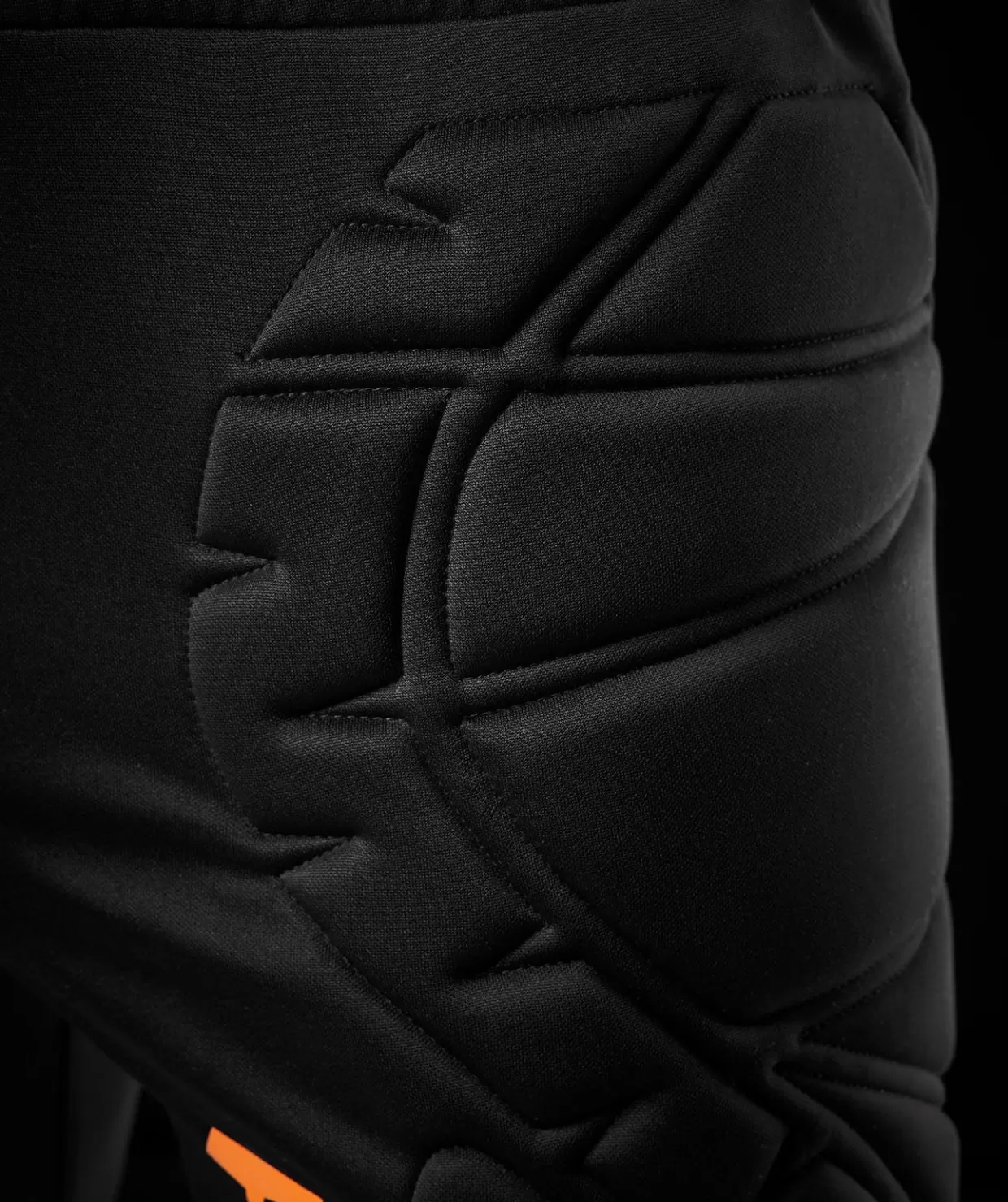 T1TAN Abbigliamento Sportivo: Magliette Traspiranti, Pantaloncini e Pantaloni Portiere 3/4 per Allenamenti Intensi