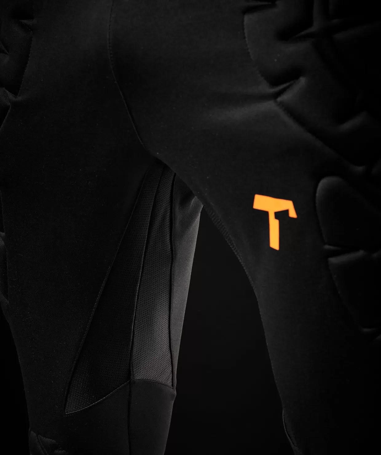 T1TAN Abbigliamento Sportivo: Magliette Traspiranti, Pantaloncini e Pantaloni Portiere 3/4 per Allenamenti Intensi
