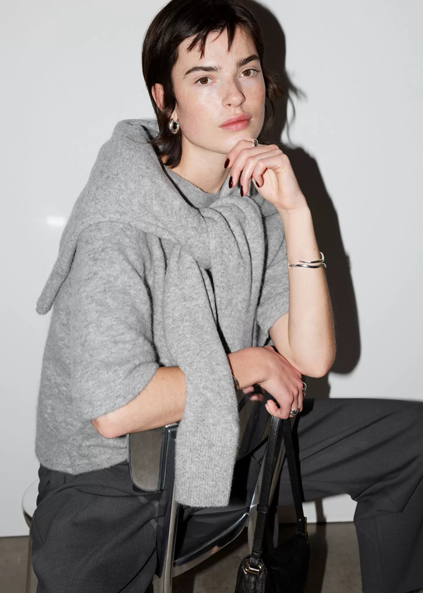 Best & Other Stories - Maglietta Essential Strik in Tessuto Morbido, Design Minimalista Grigio Grafite