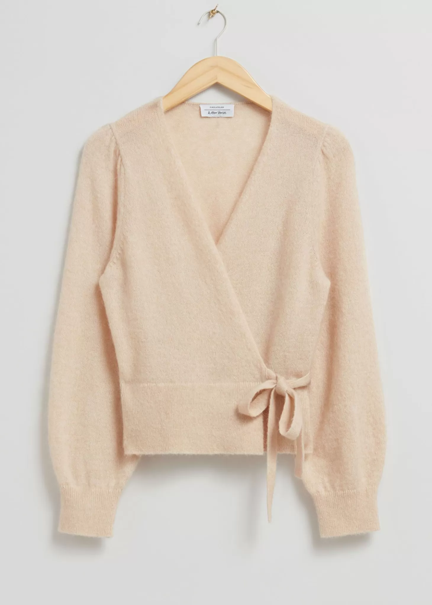 Cardigan avvolgente in maglia morbida Best & Other Stories - tonalità sabbia neutrale  
Perfetto per layerature eleganti o look monocromatici, realizzato con filati premium per massimo comfort.