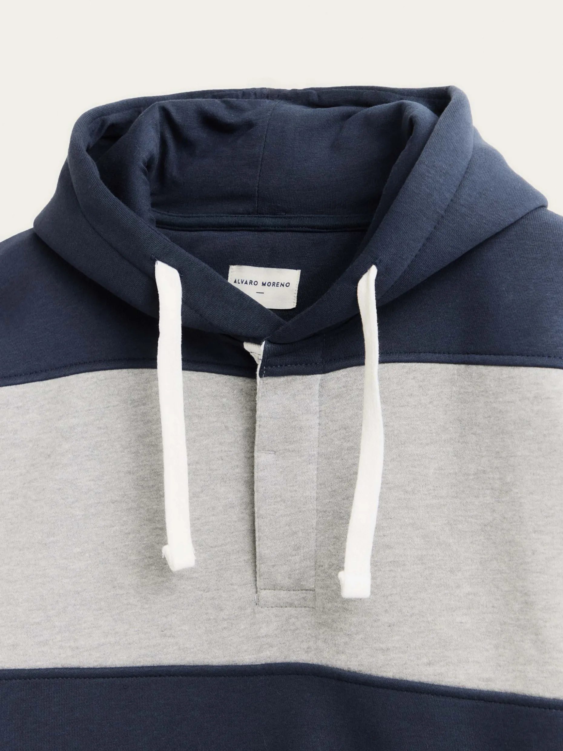 Felpa Urban Design Alvaro Moreno - Stile Relax Autunno 2023 

Capo Unisex in Pile Morbido con Taglio Moderno 

Collezione Limitata 