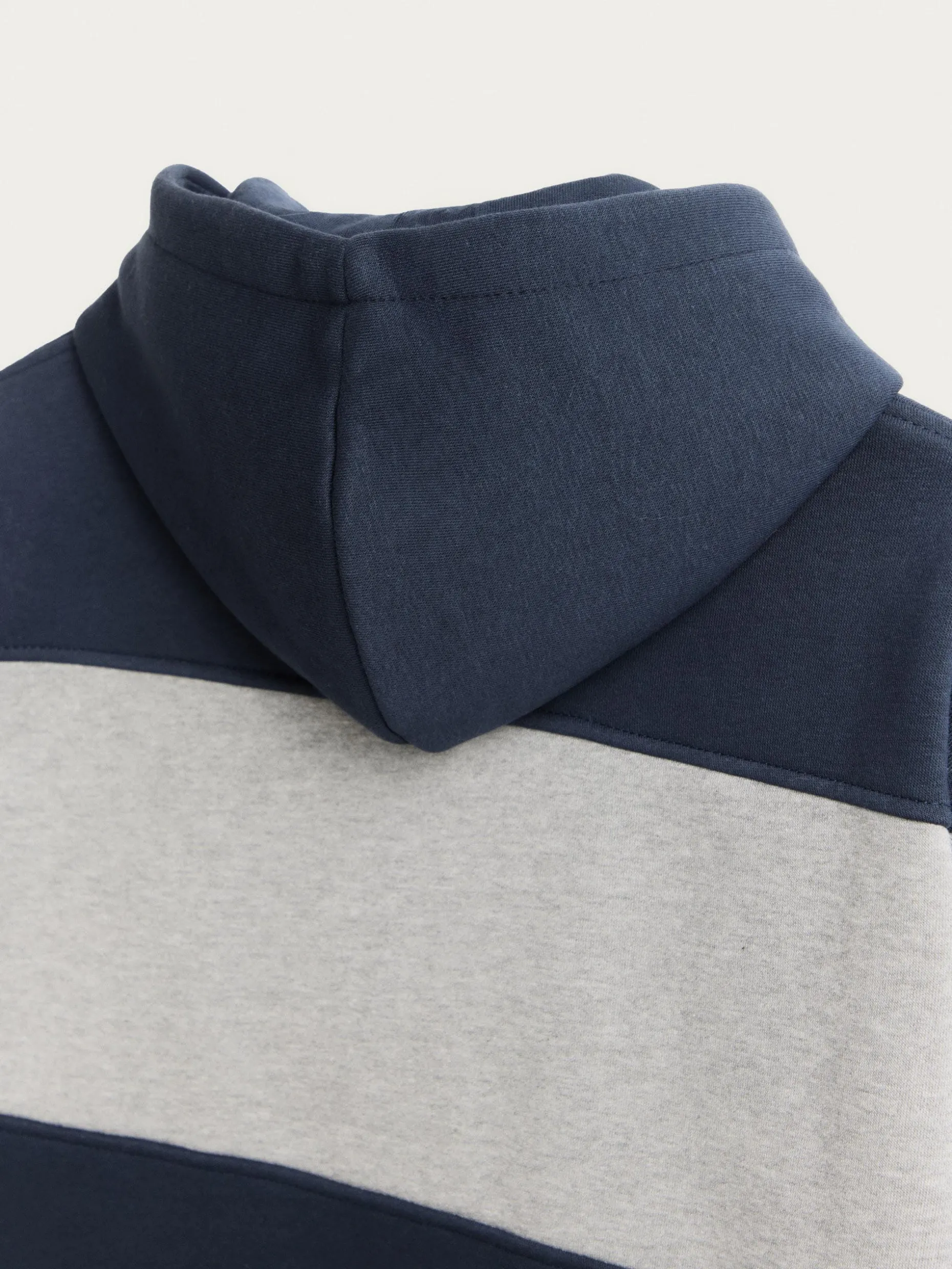 Felpa Urban Design Alvaro Moreno - Stile Relax Autunno 2023 

Capo Unisex in Pile Morbido con Taglio Moderno 

Collezione Limitata 