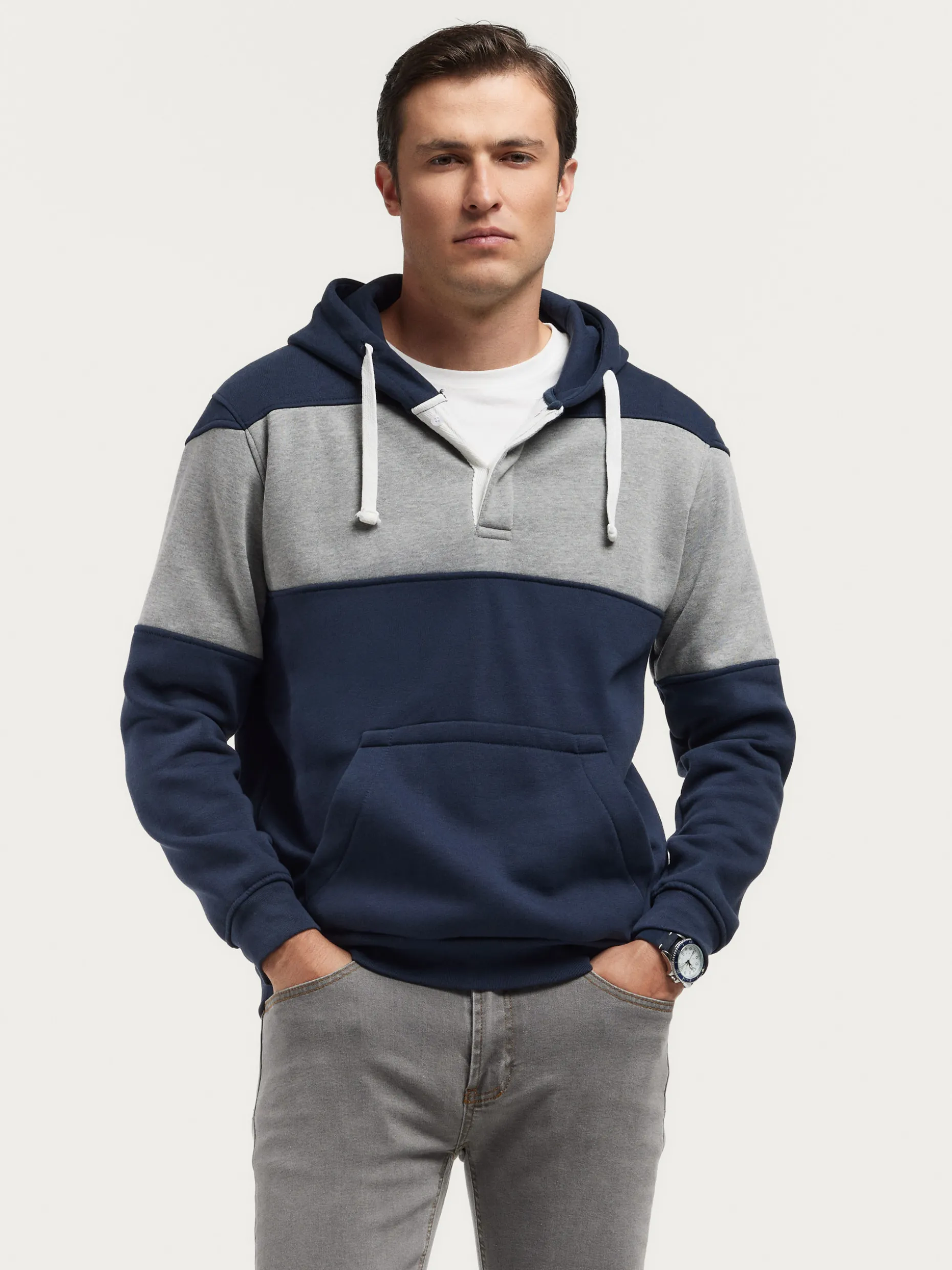 Felpa Urban Design Alvaro Moreno - Stile Relax Autunno 2023 

Capo Unisex in Pile Morbido con Taglio Moderno 

Collezione Limitata 