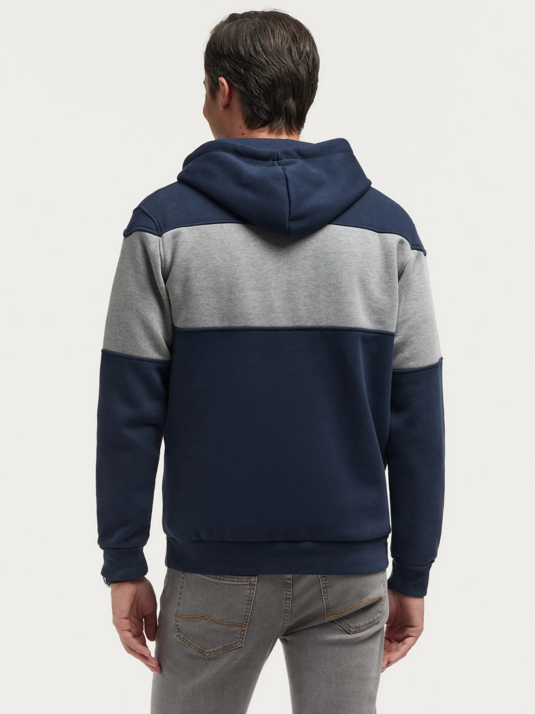 Felpa Urban Design Alvaro Moreno - Stile Relax Autunno 2023 

Capo Unisex in Pile Morbido con Taglio Moderno 

Collezione Limitata 